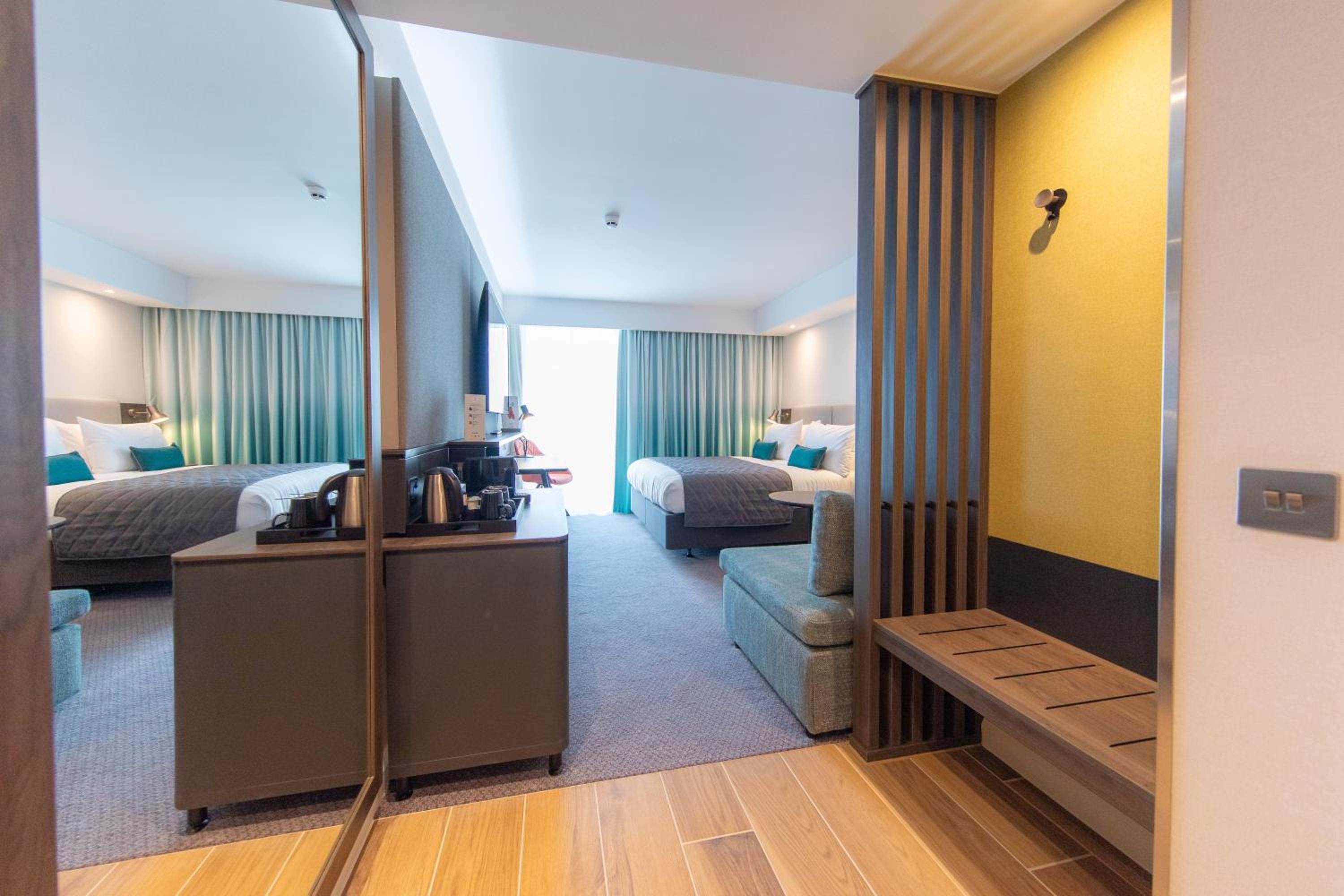 Standard King Room with Sofa Bed - Photo 5
