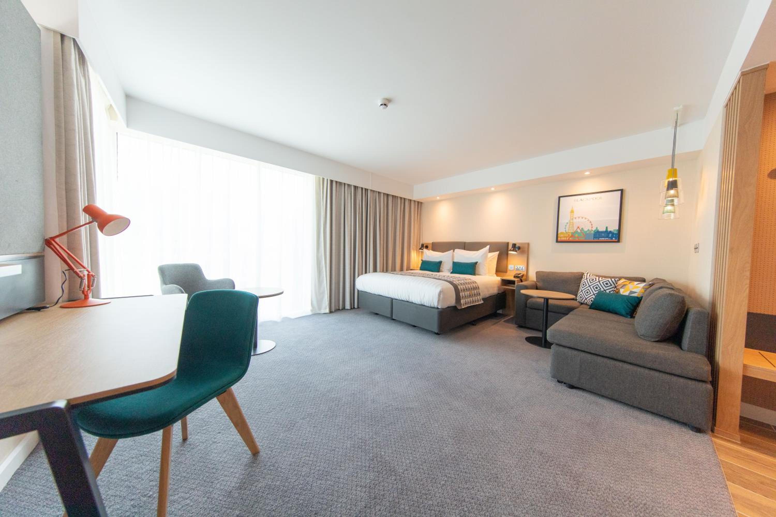 Standard King Room with Sofa Bed - Photo 6