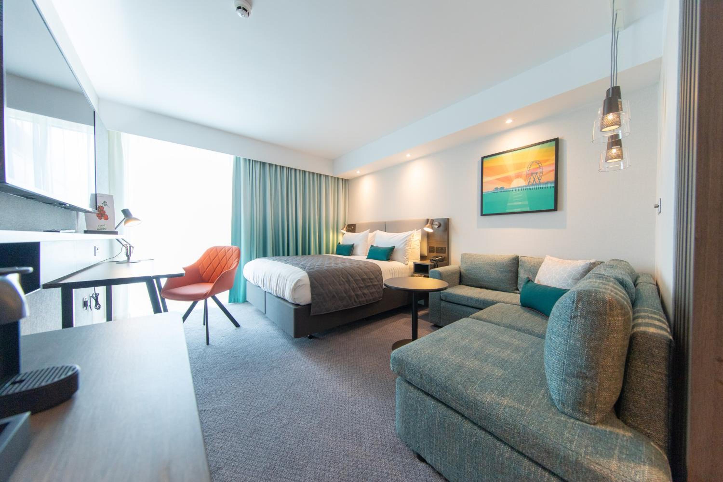 Standard King Room with Sofa Bed - Photo 7