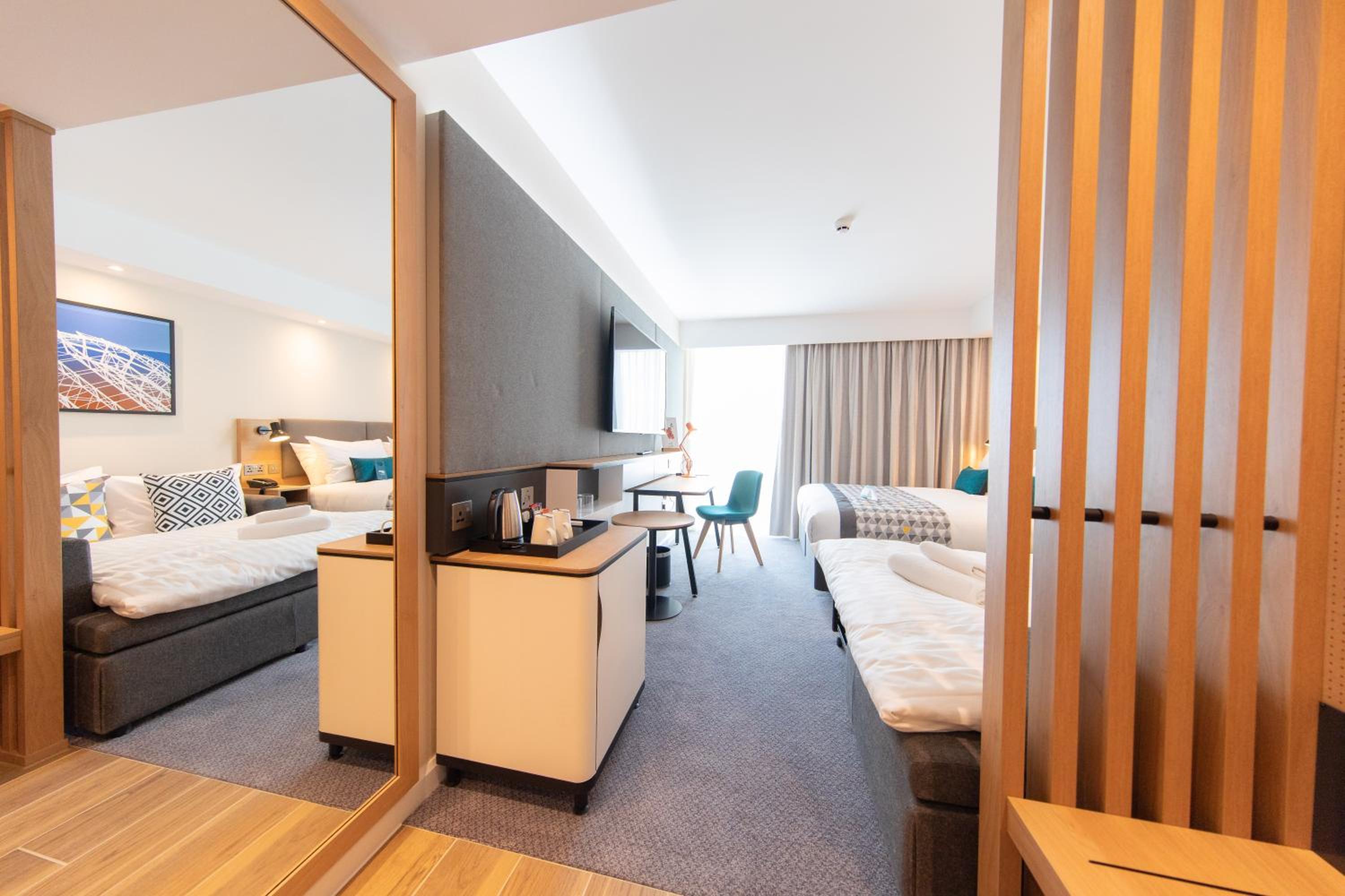 Standard King Room with Sofa Bed - Photo 8