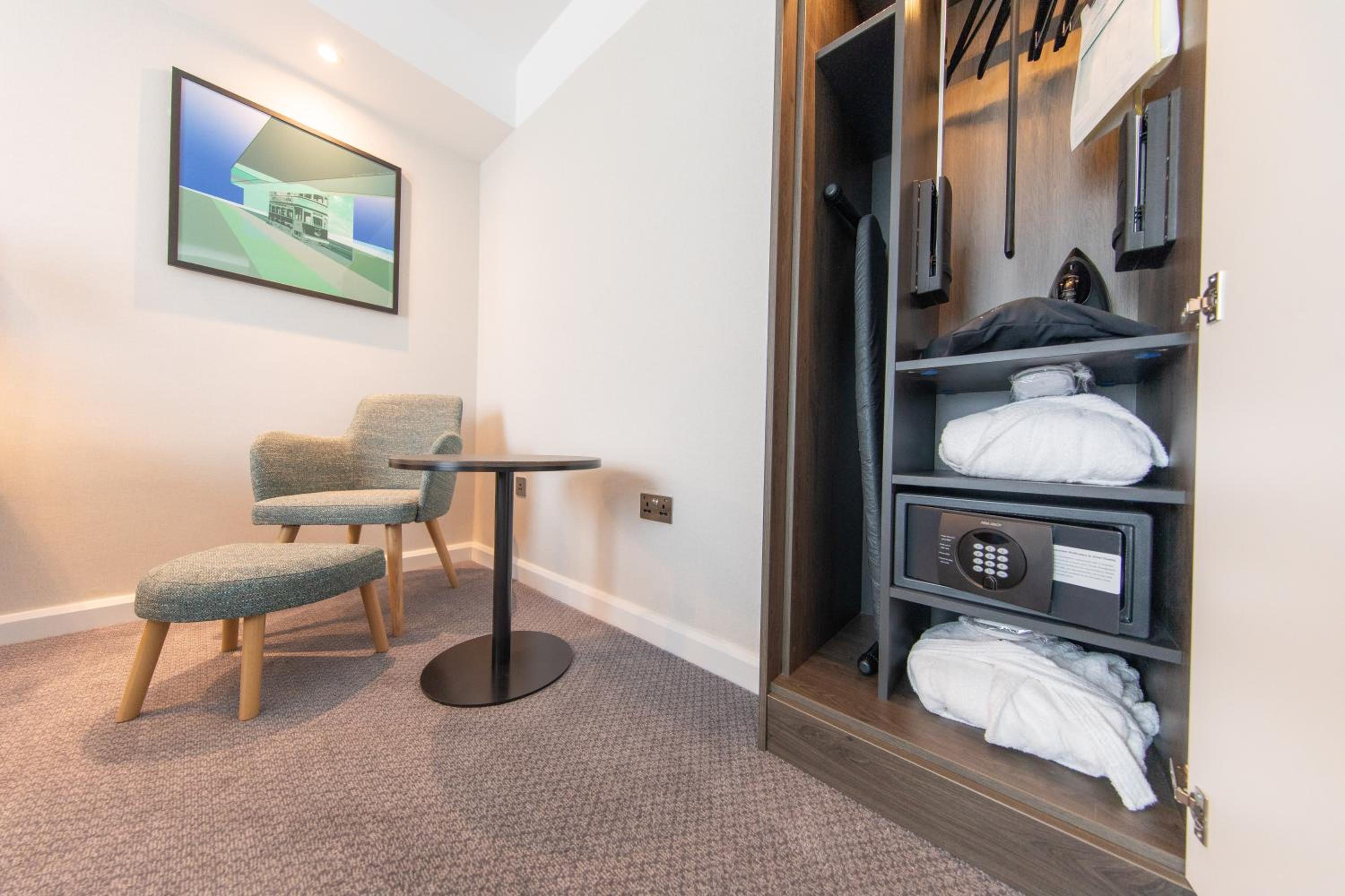 Standard King Room - Accessible - Photo 9