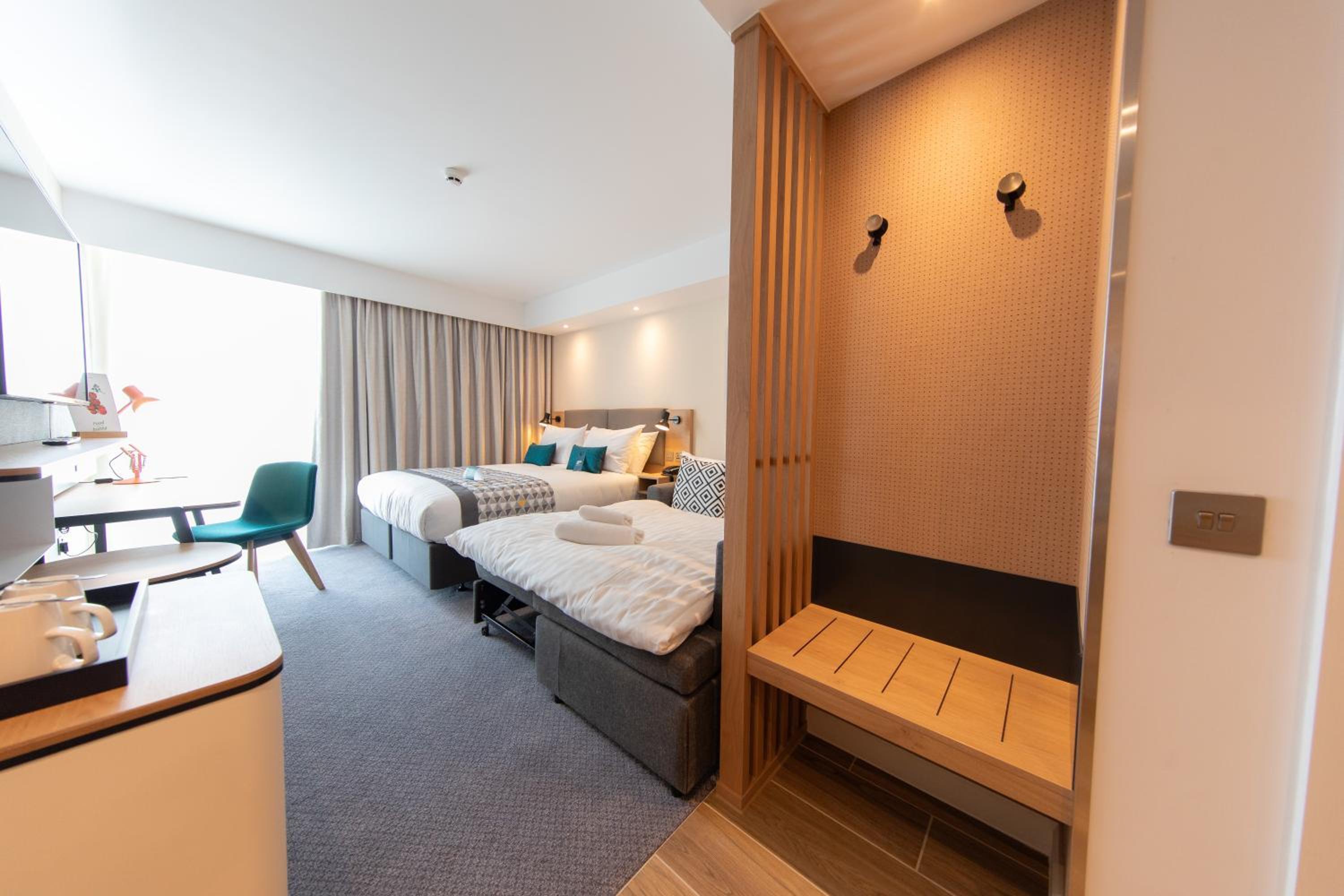 Standard King Room with Sofa Bed - Photo 9