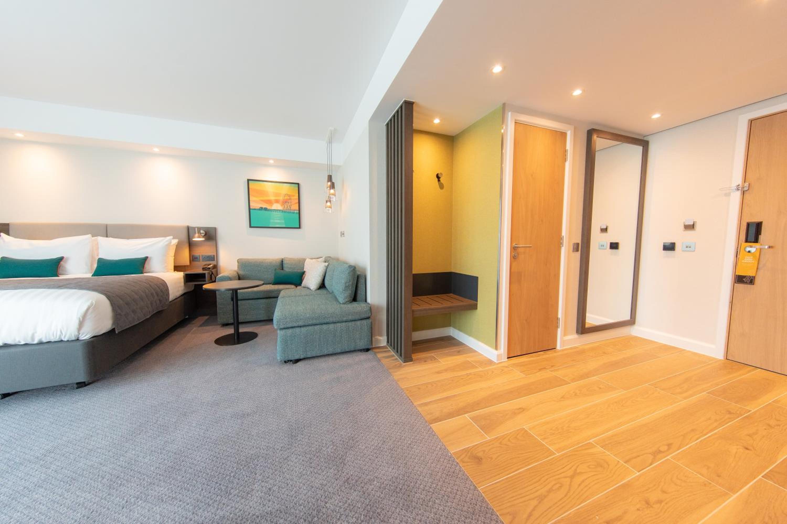 Premium King Room with Sofa Bed - Photo 7