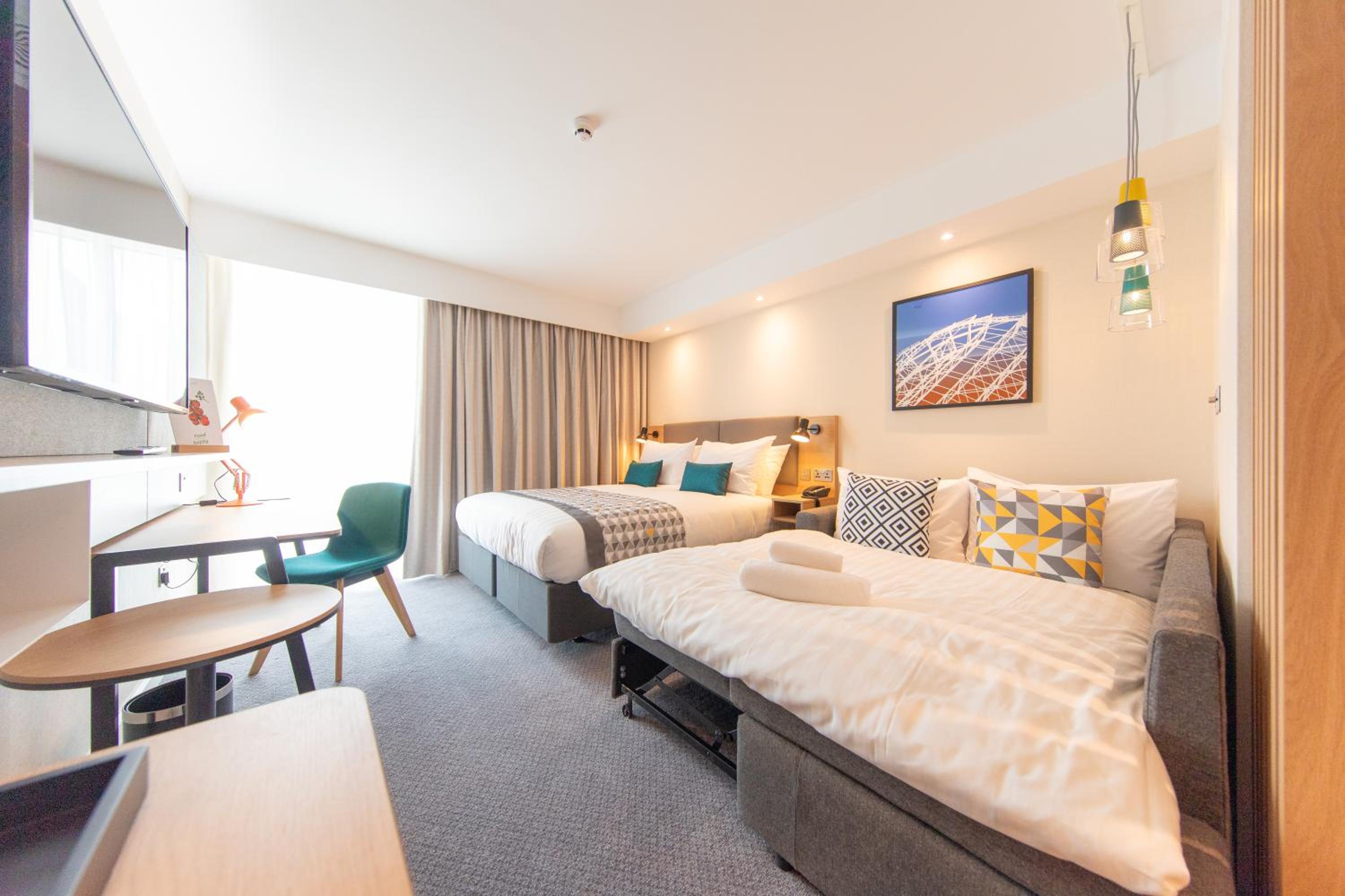 Standard King Room with Sofa Bed - Photo 2