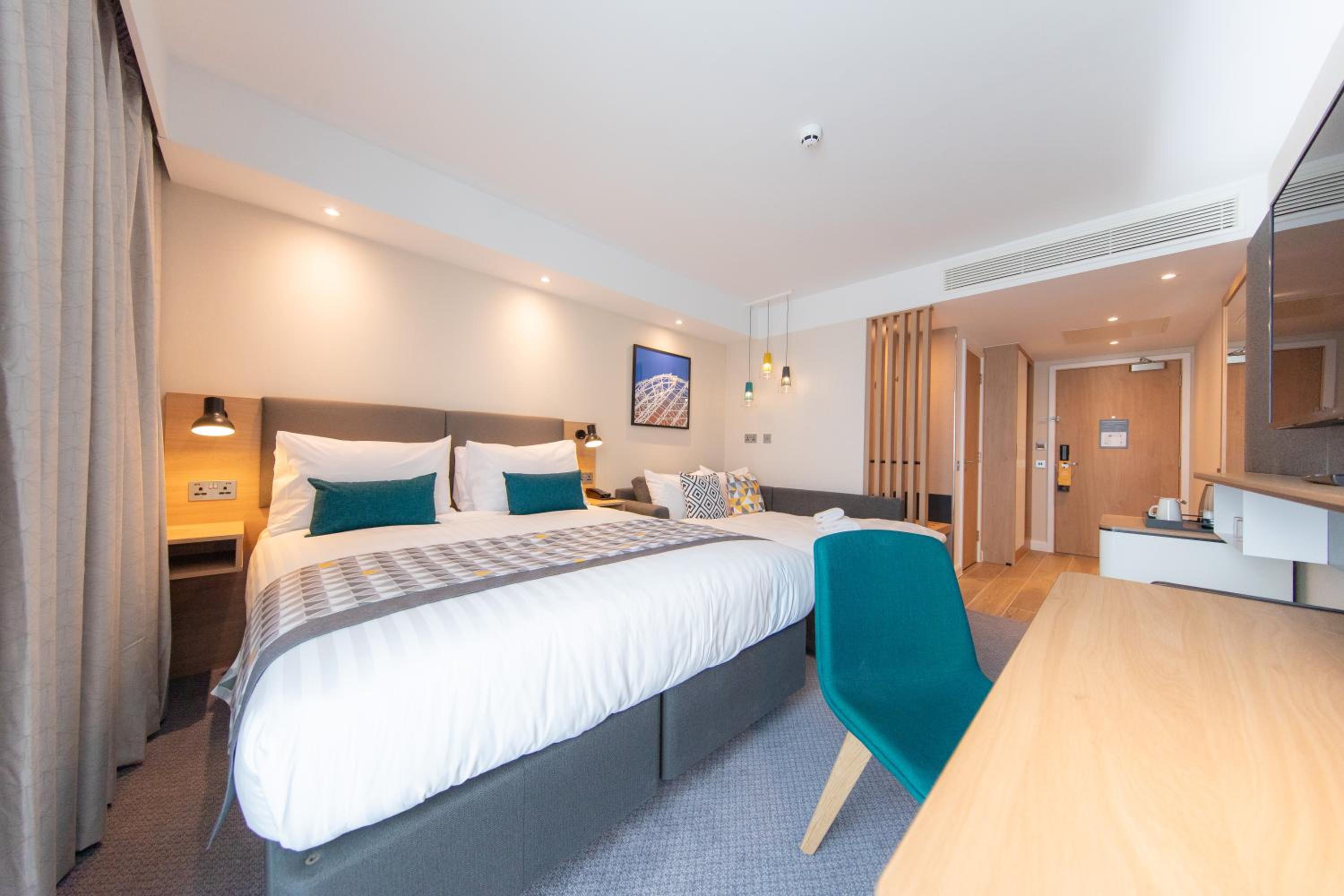 Standard King Room with Sofa Bed - Photo 11