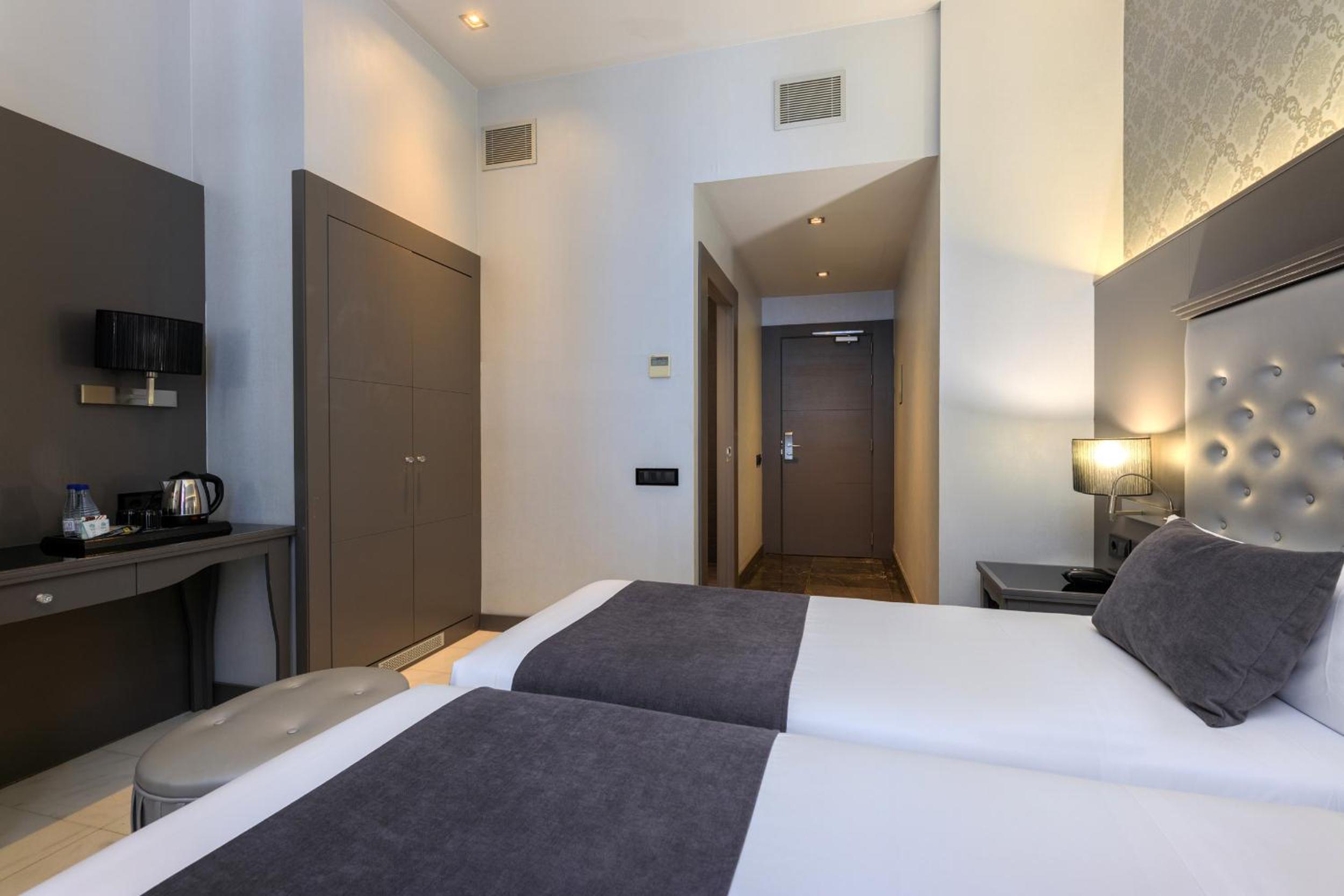 Double or Twin Room photo 3