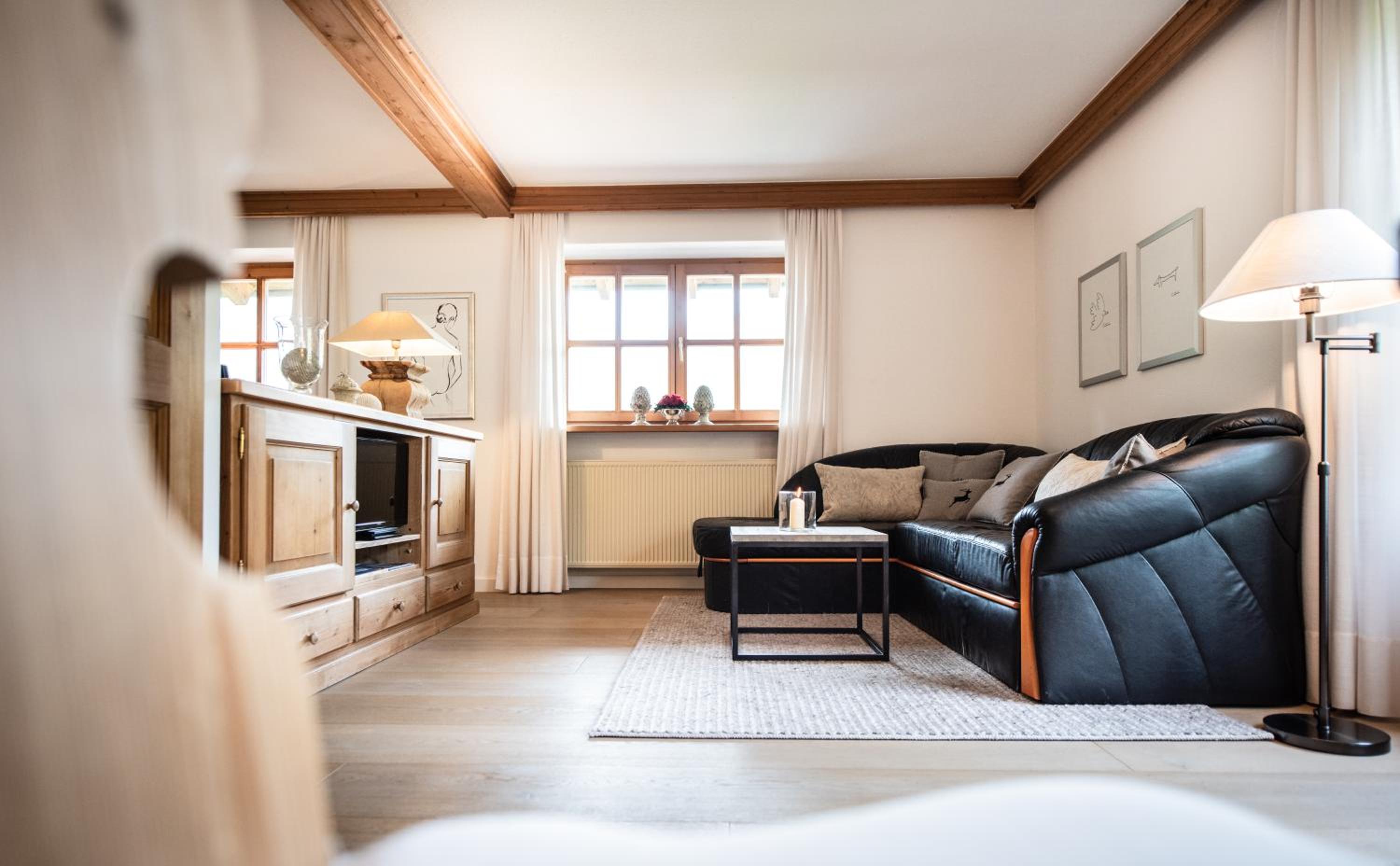 One-Bedroom Apartment with Balcony and Mountain View   photo 1