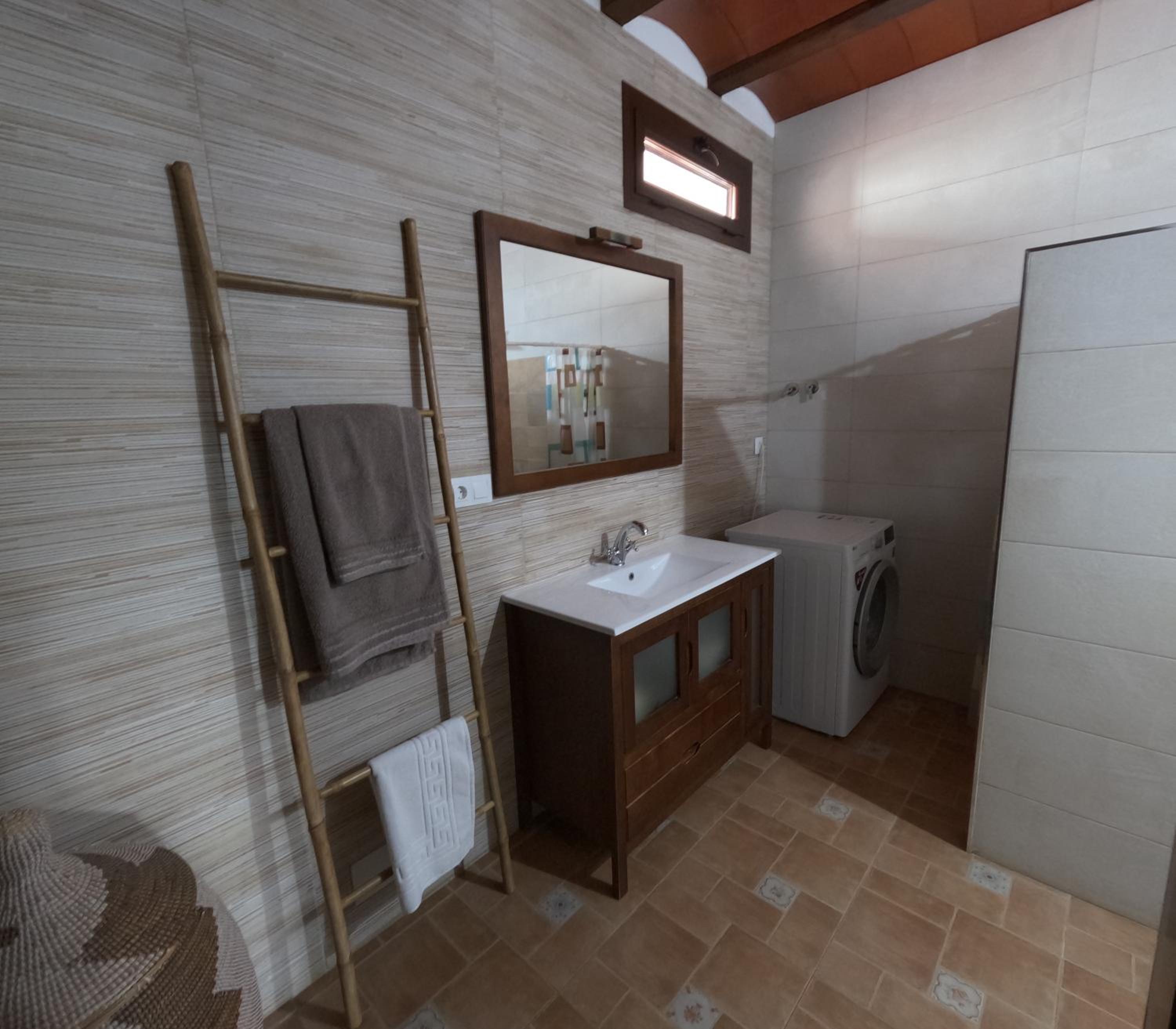 Six-Bedroom House photo 2