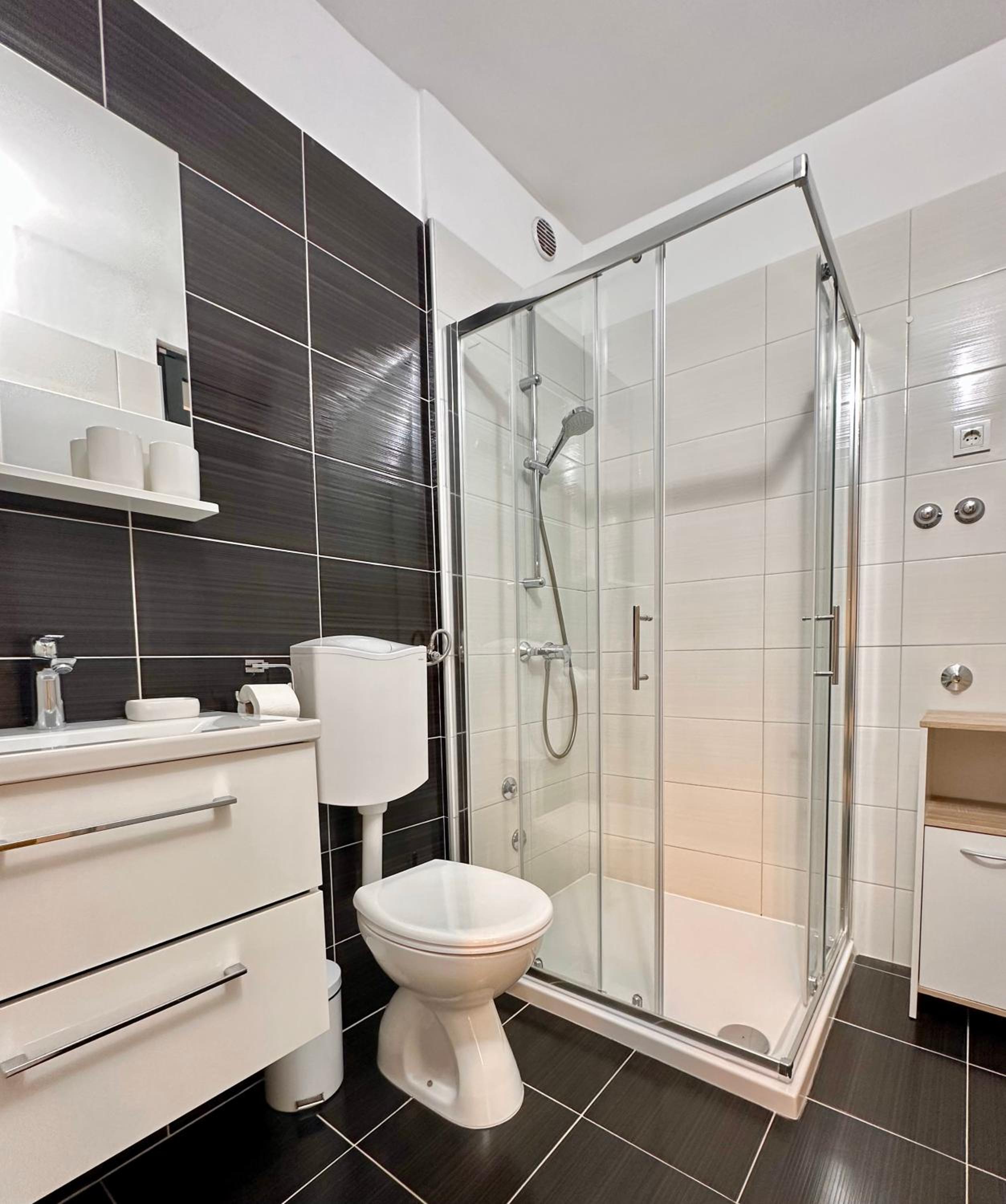 Two-Bedroom Deluxe Apartment with Balcony - Photo 2