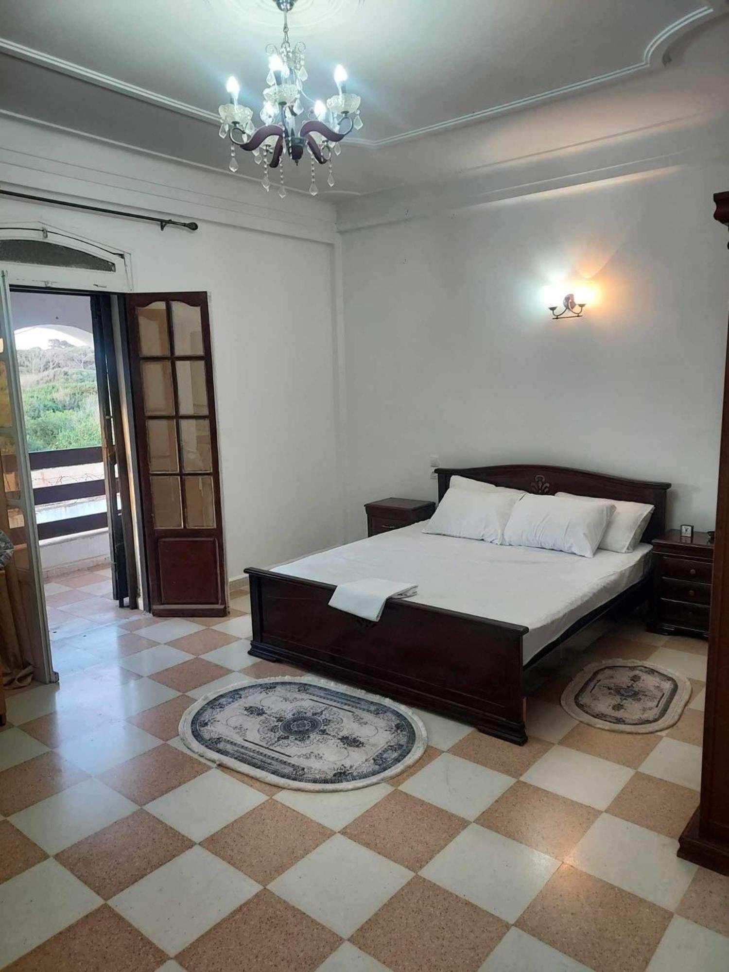 Six-Bedroom House photo 3