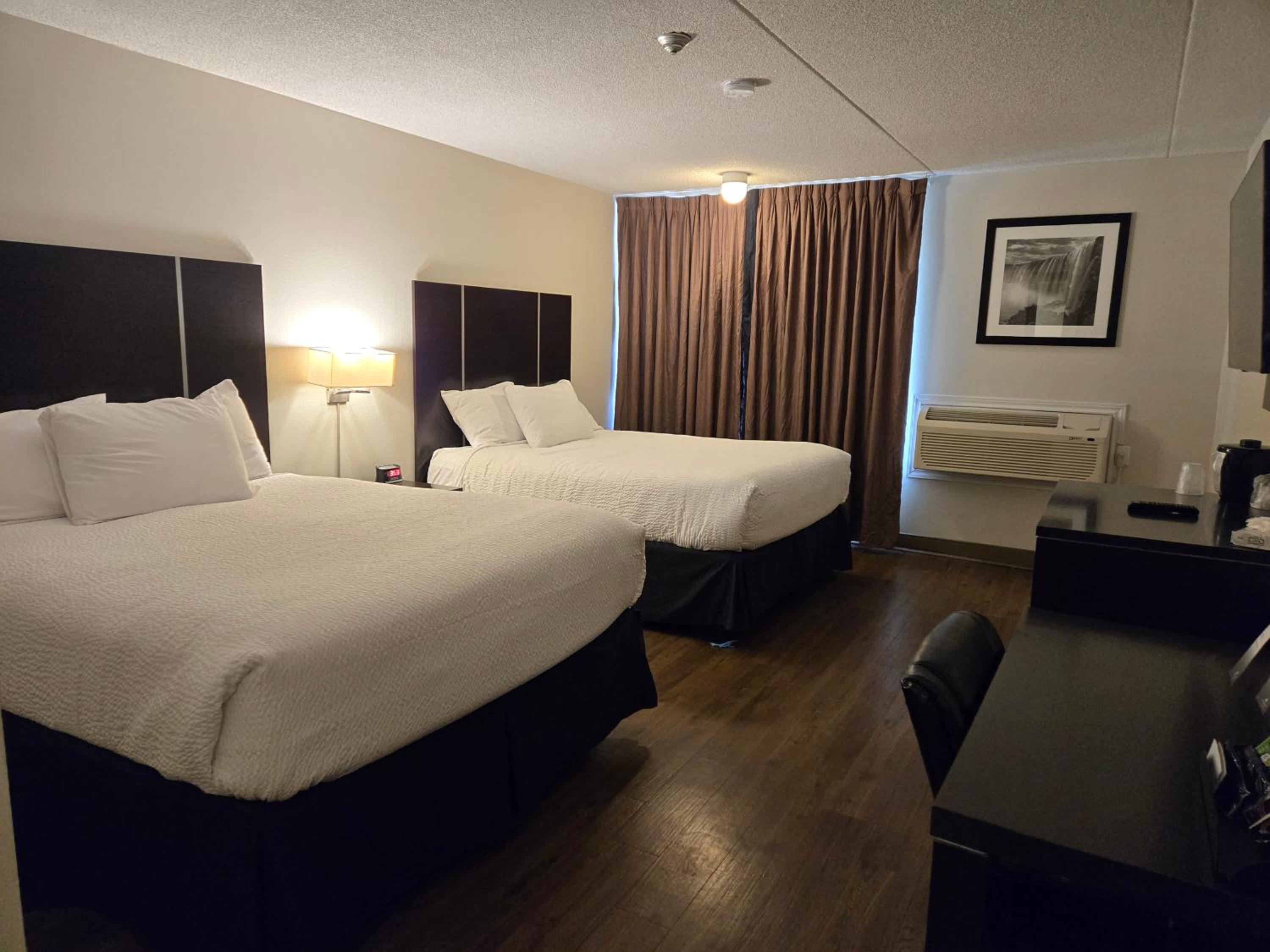 Queen Room with Two Queen Beds - Pet Friendly/Non-Smoking thumbnail 5