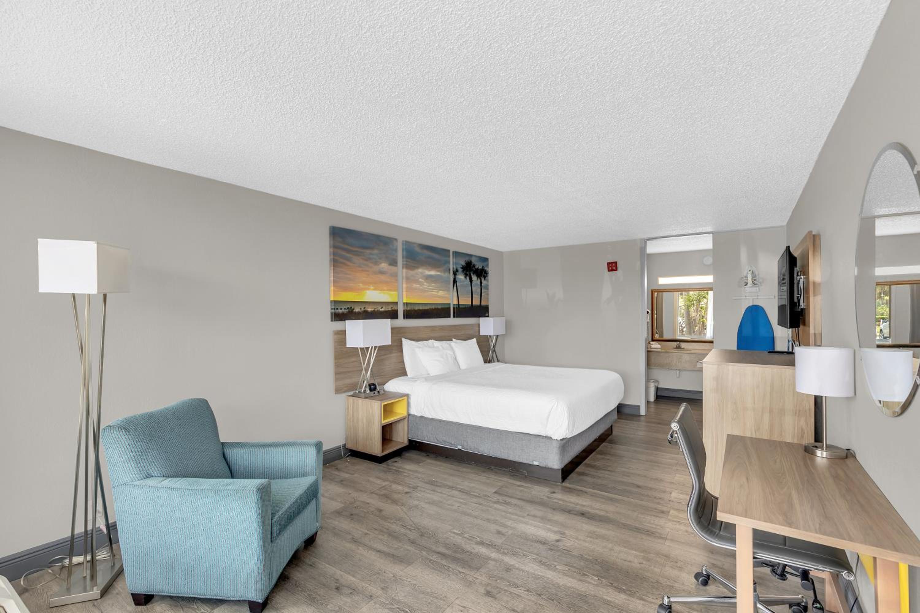 King Room - Non-Smoking - Photo 3