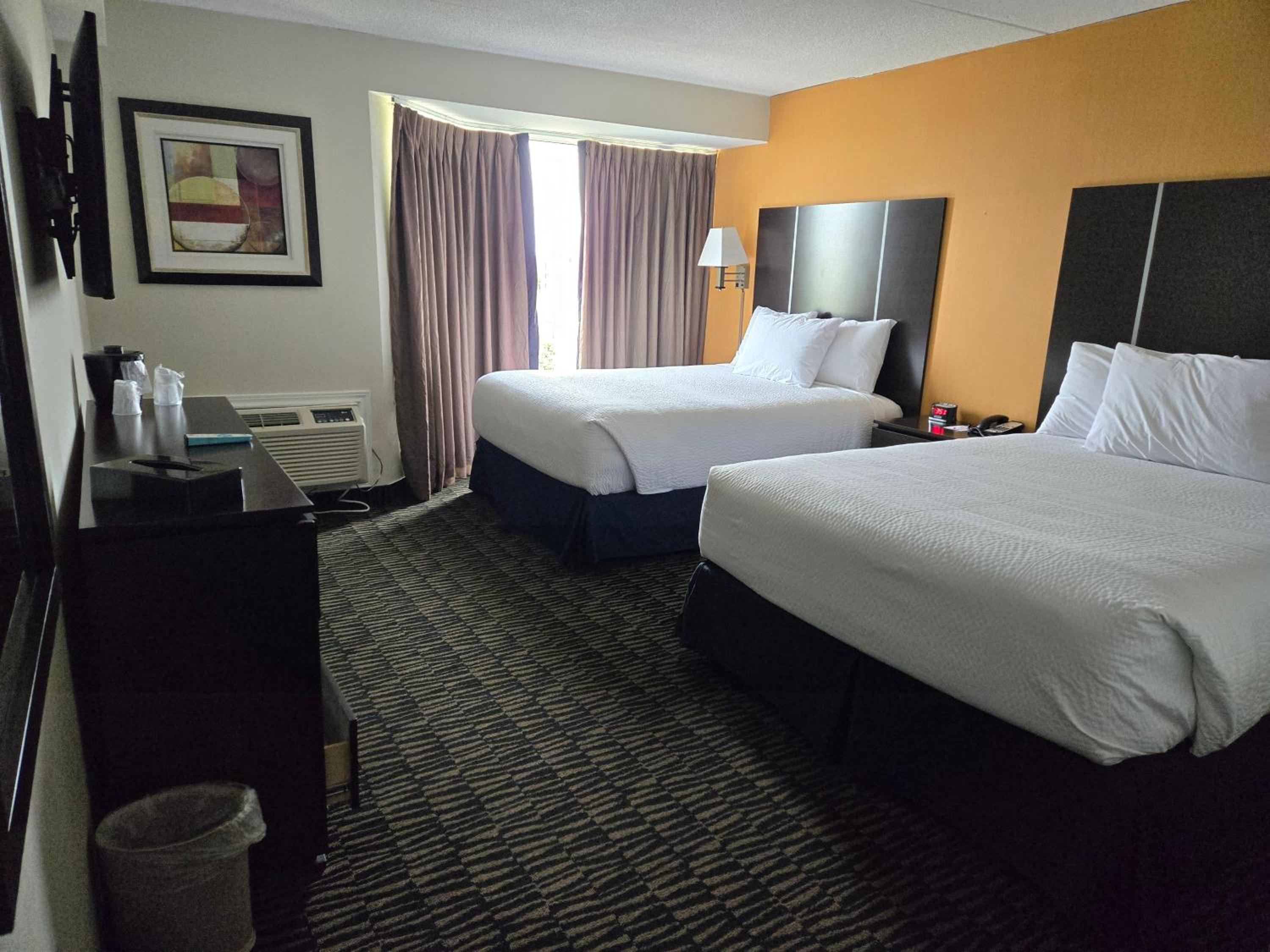 Queen Suite with Two Queen Beds - Photo 9