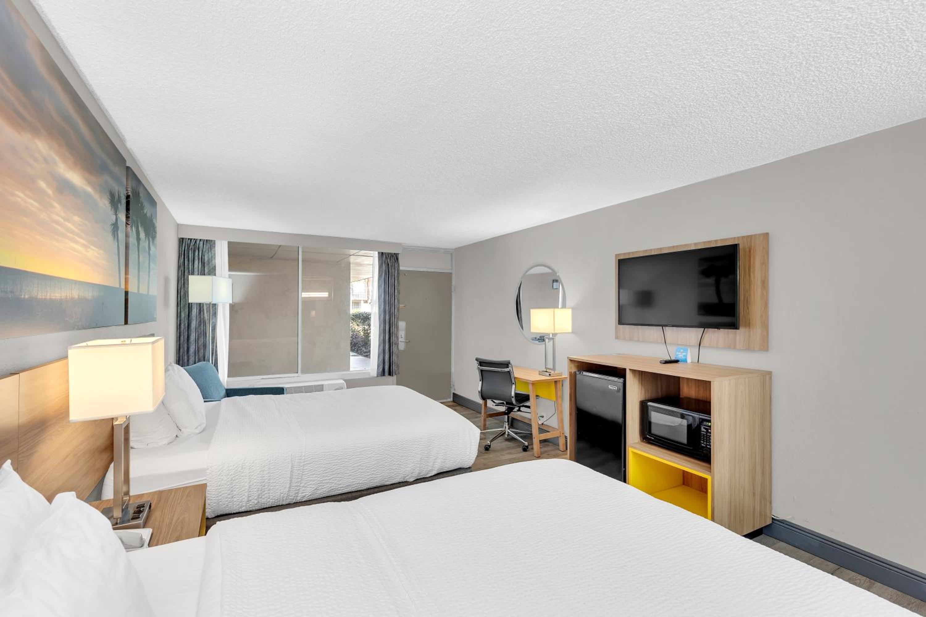 Queen Room with Two Queen Beds - Non-Smoking - Photo 2