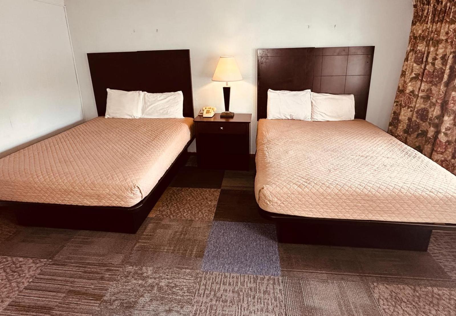 Queen Room with Two Queen Beds - Non-Smoking photo 2