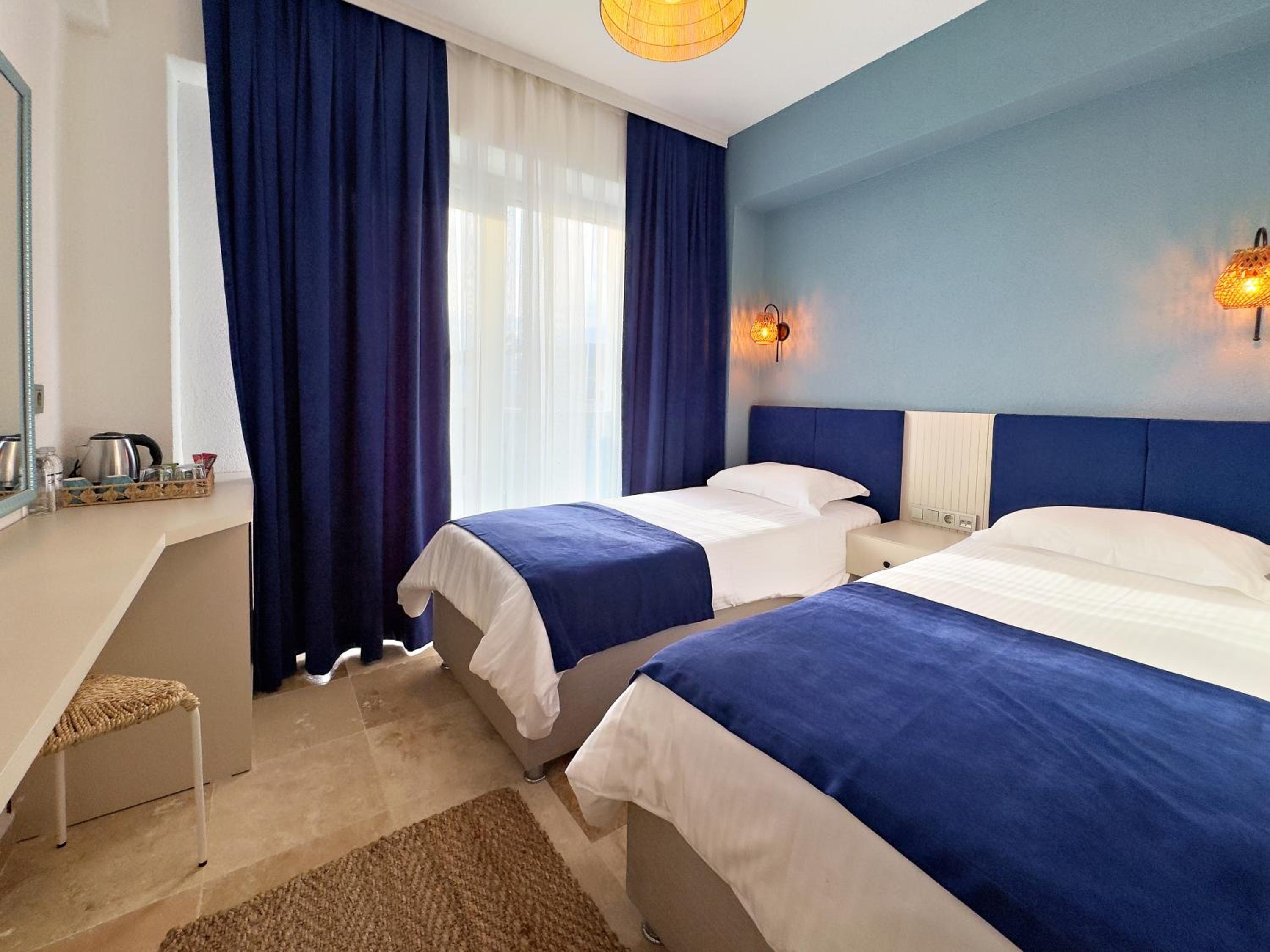 Standard Twin Room with Sea View - Photo 1