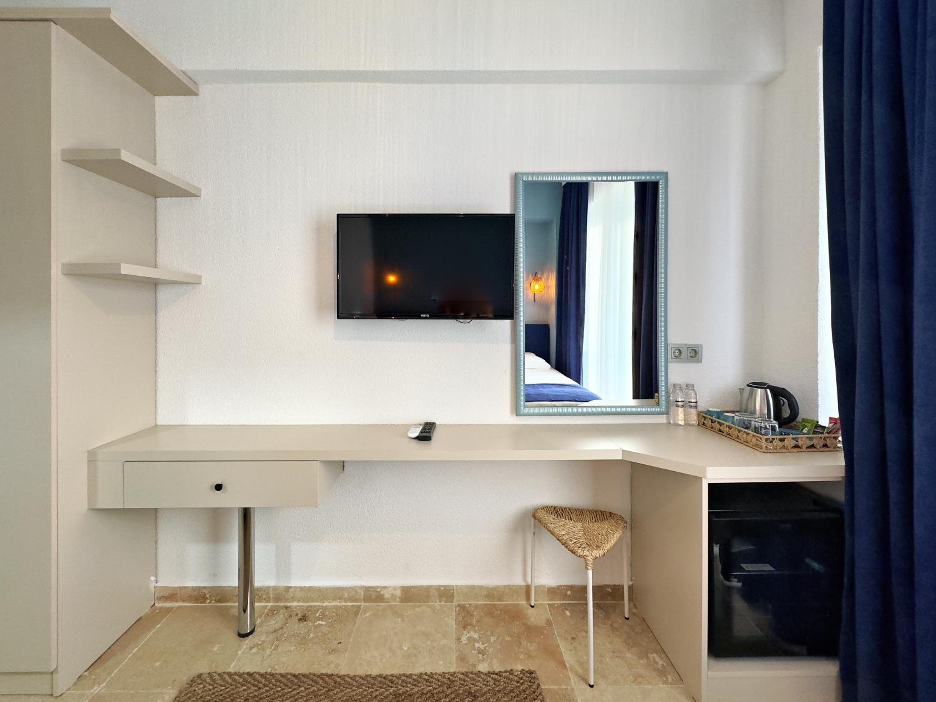 Standard Twin Room with Sea View - Photo 3