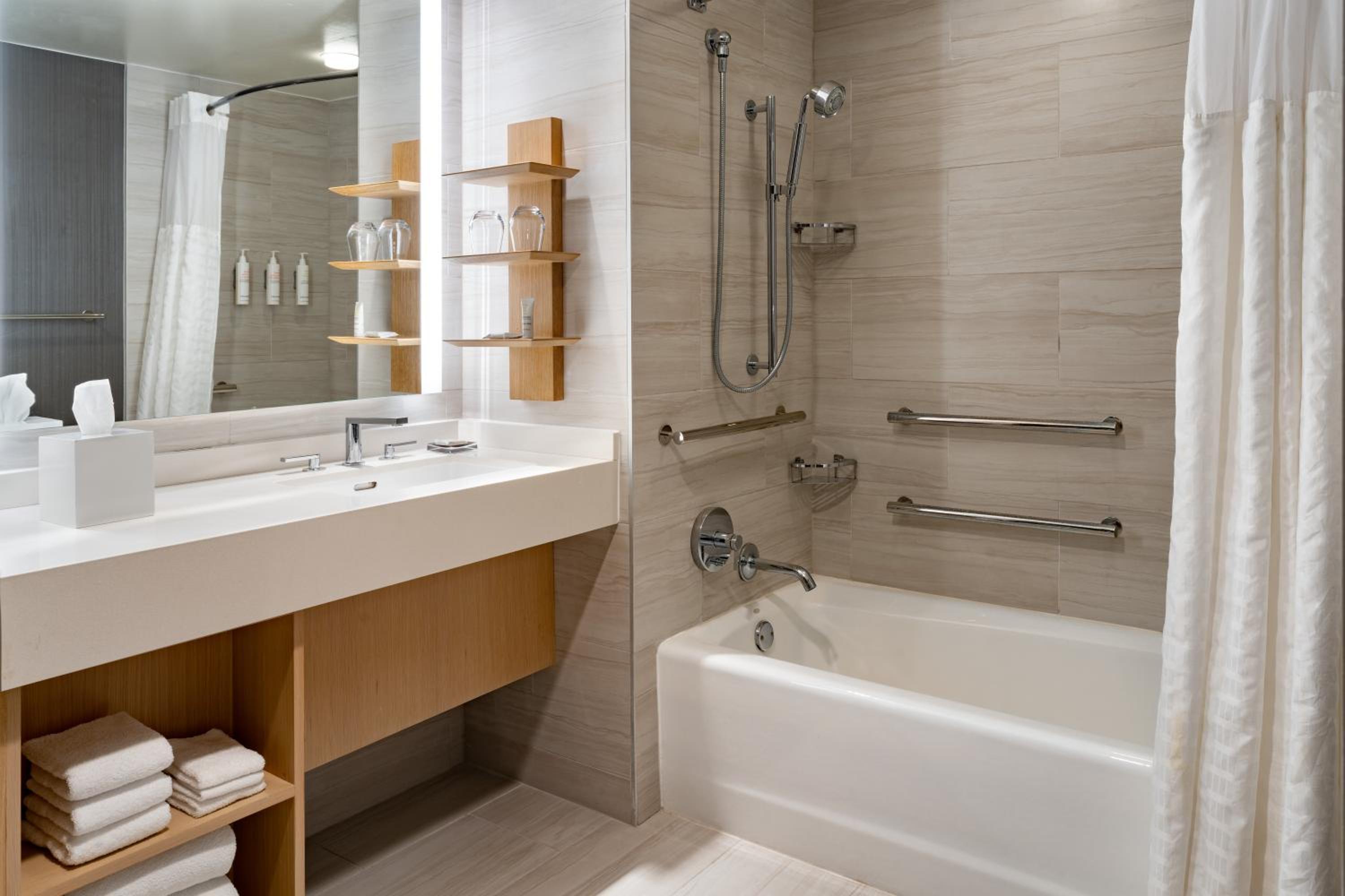 King Room with Adapted Tub - Mobility Accessible - Photo 3