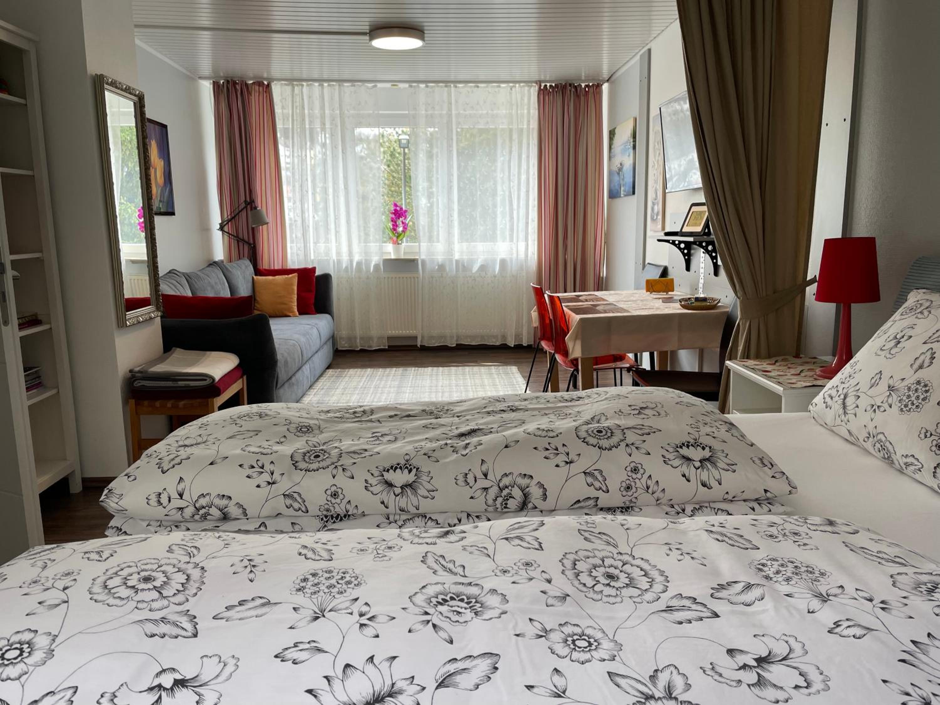 One-Bedroom Apartment - Photo 3