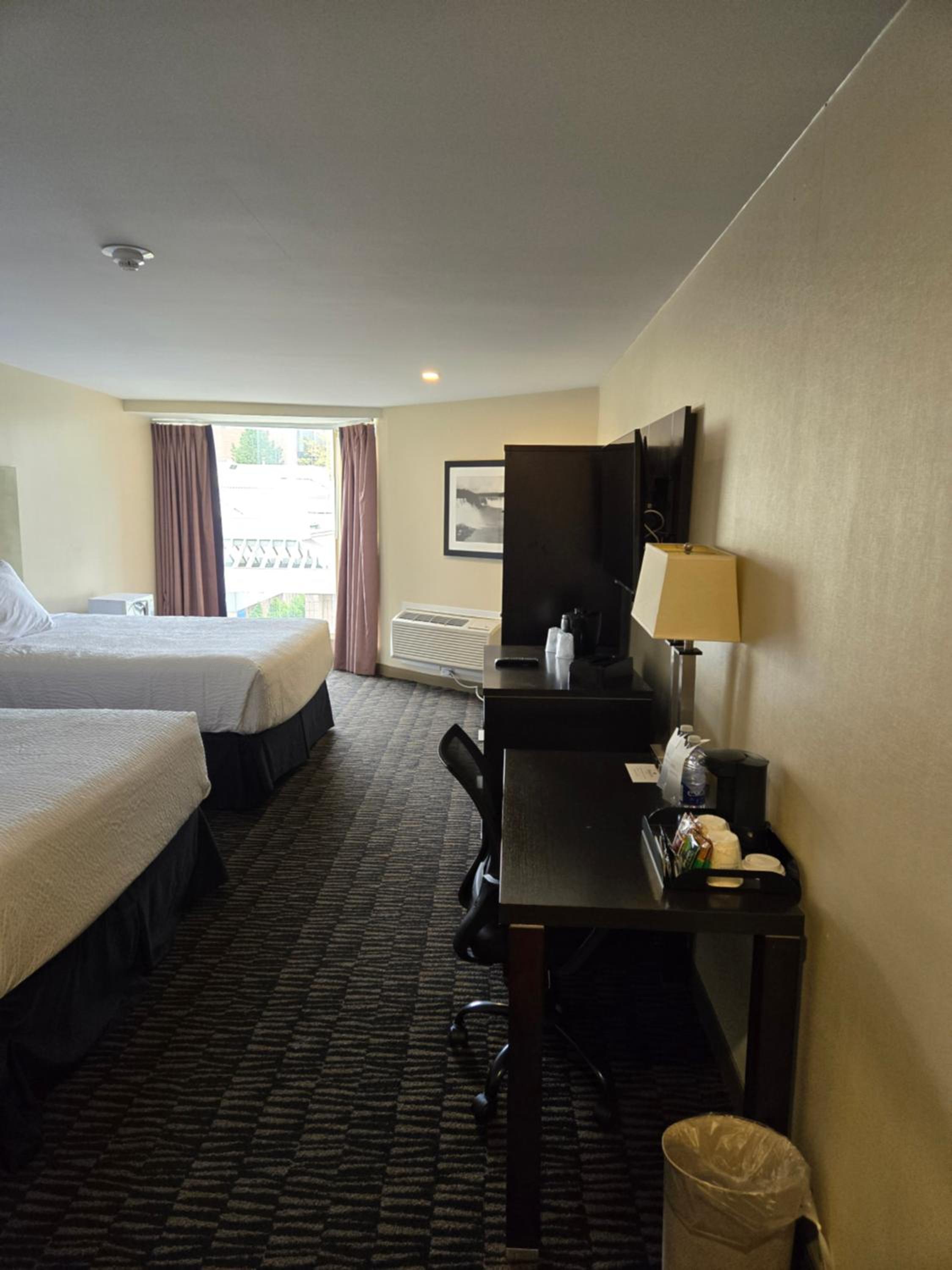 Queen Room with Two Queen Beds thumbnail 5