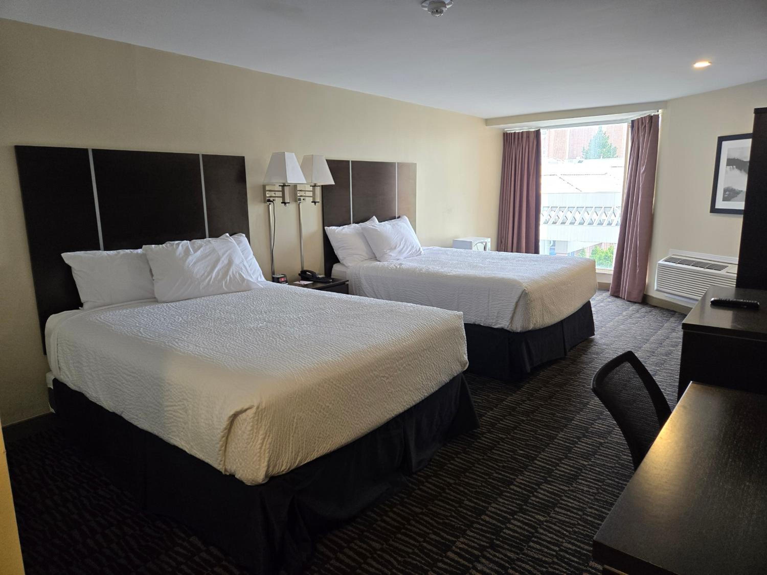 Queen Room with Two Queen Beds thumbnail 6