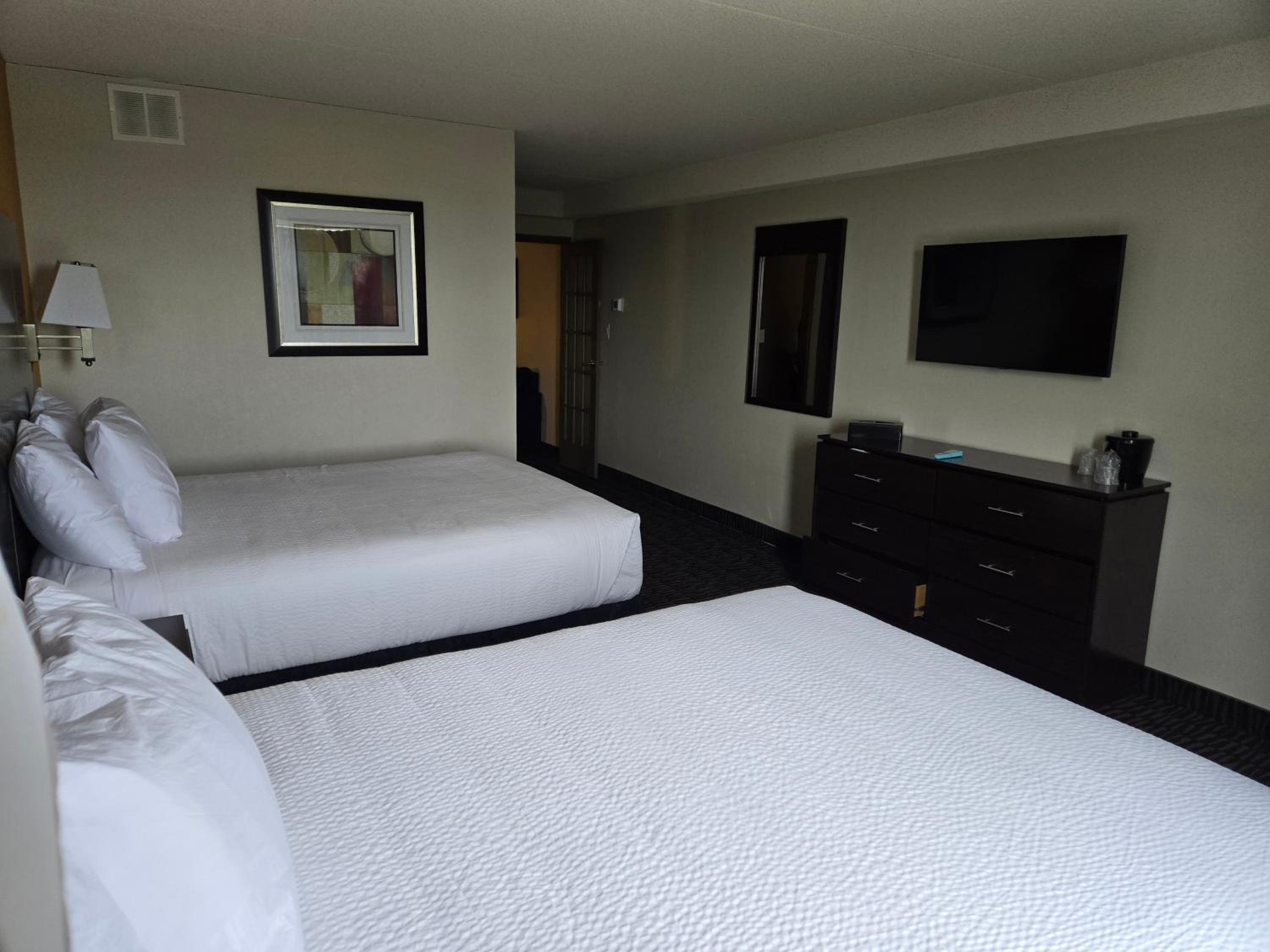 Queen Suite with Two Queen Beds thumbnail 6