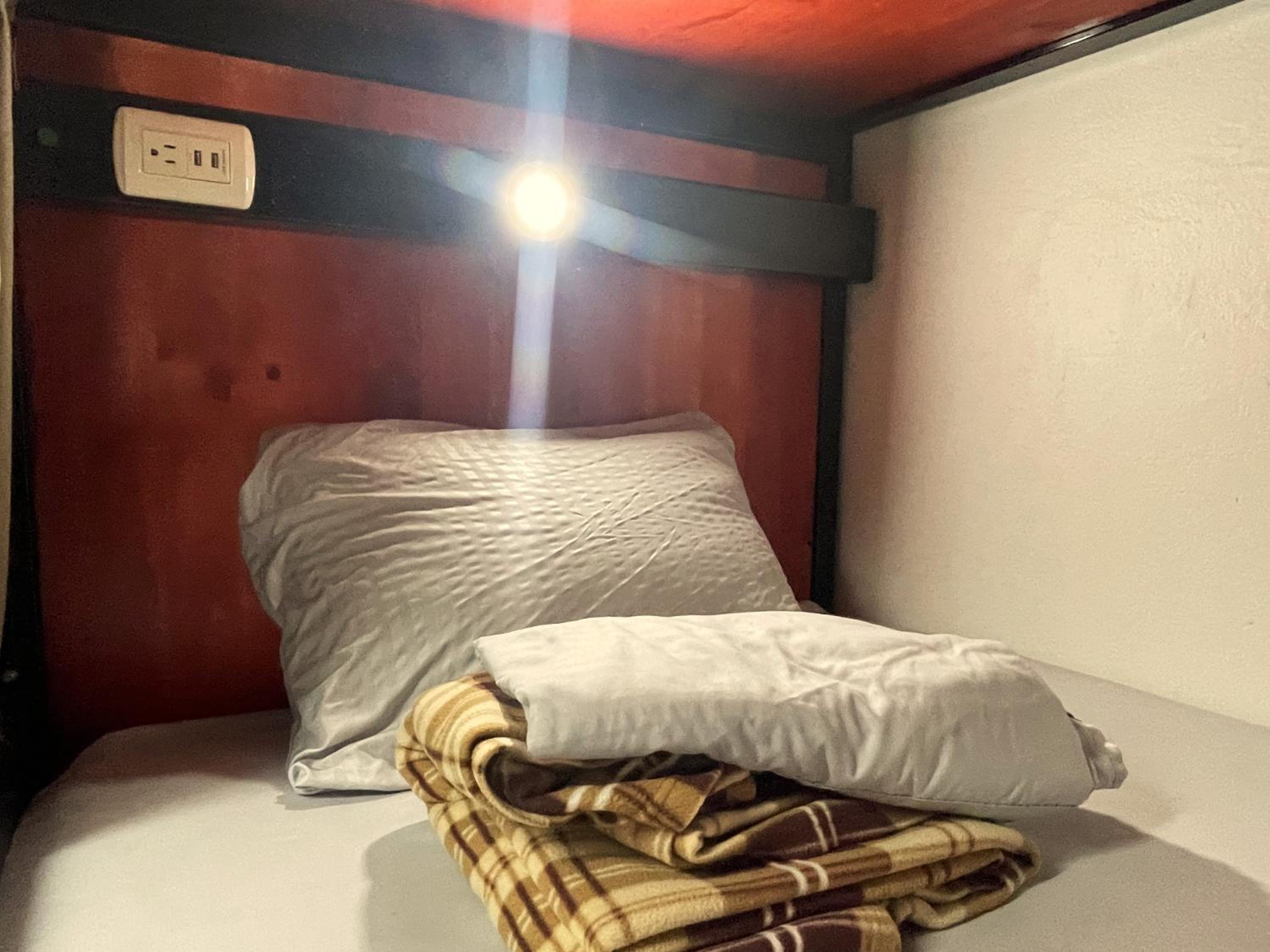 Bed in 6-Bed Mixed Dormitory Room photo 2