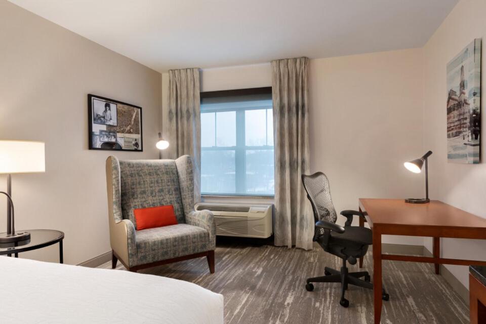 Premium King Room - Photo 8