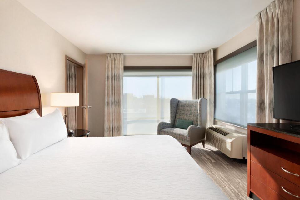 Premium King Room - Photo 4