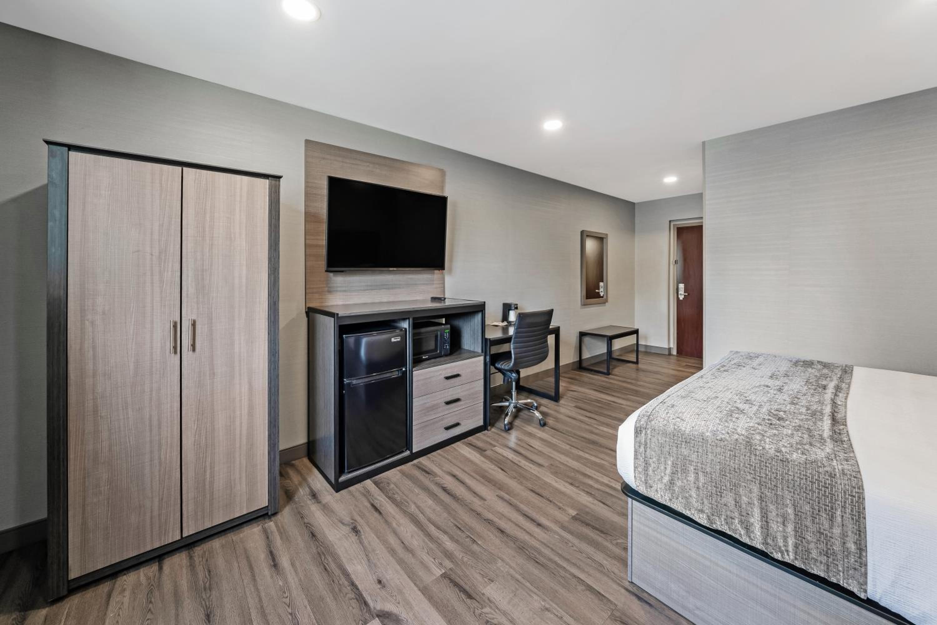 King Room - Non-Smoking - Photo 2