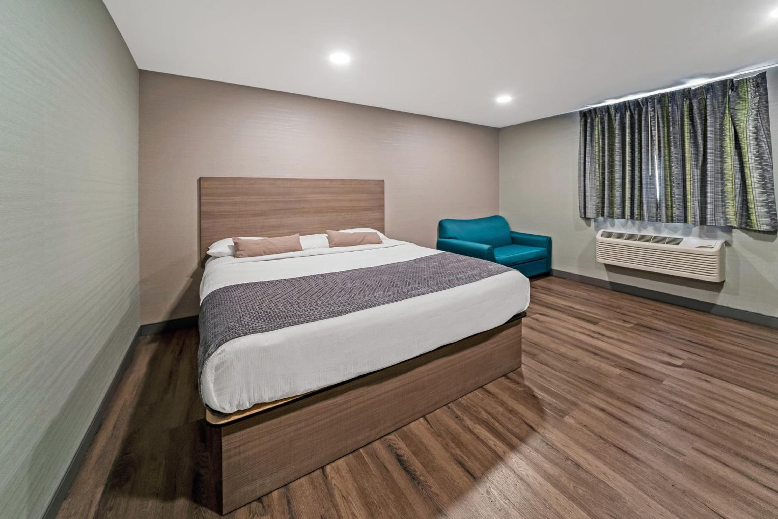 King Room - Non-Smoking - Photo 1