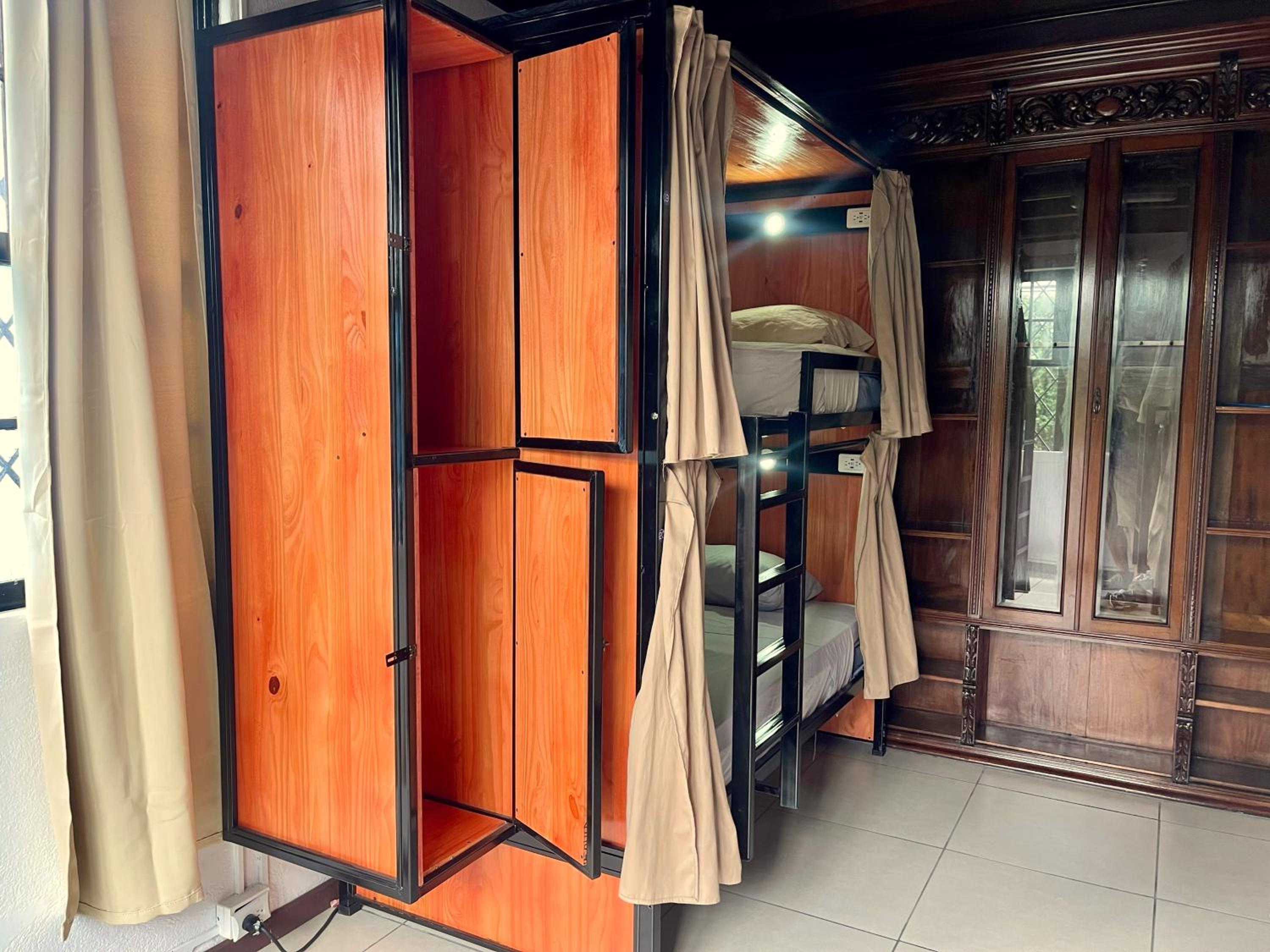 Bed in 4-Bed Mixed Dormitory Room photo 2