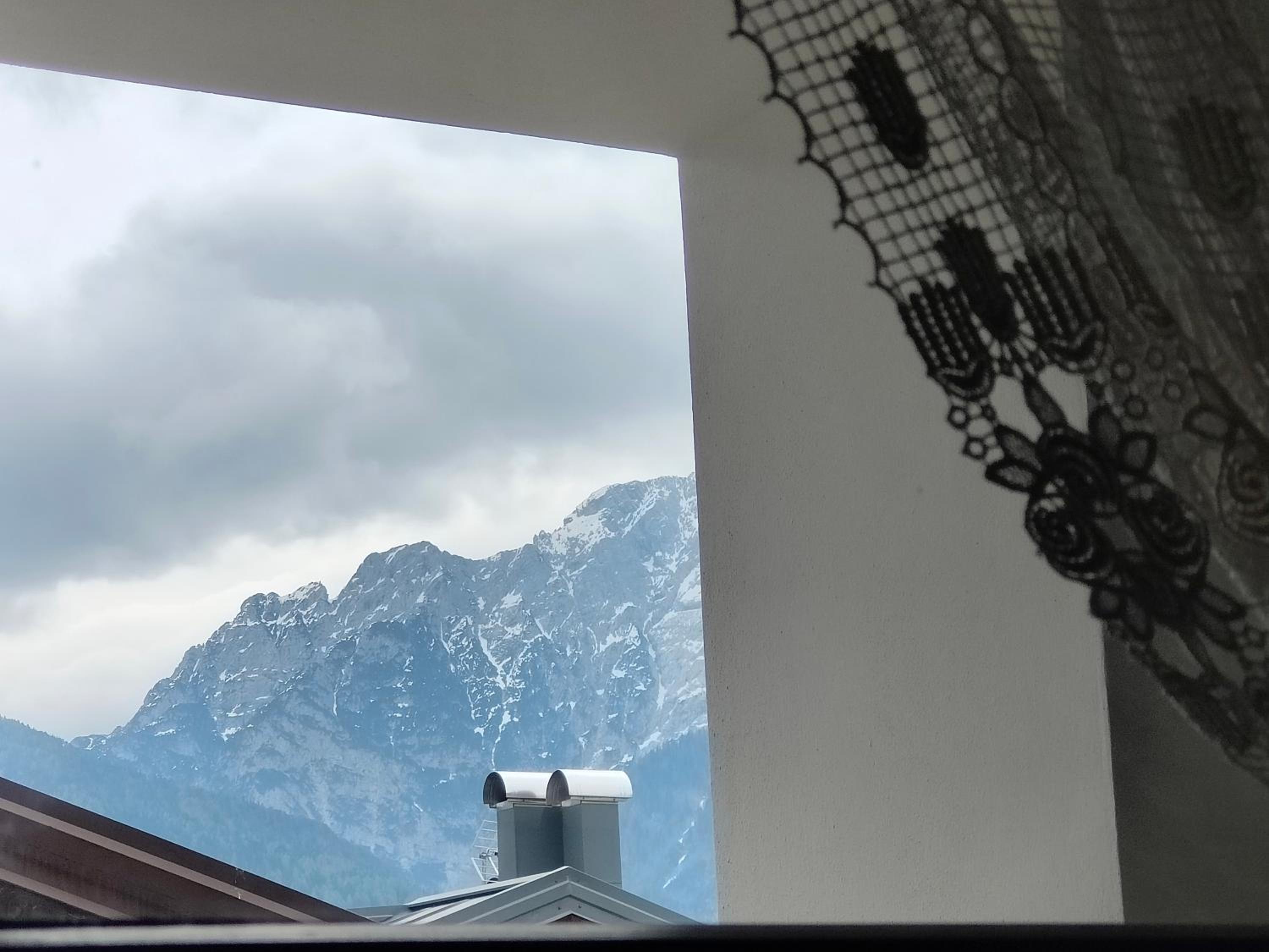 Two-Bedroom Apartment with Mountain View photo 2