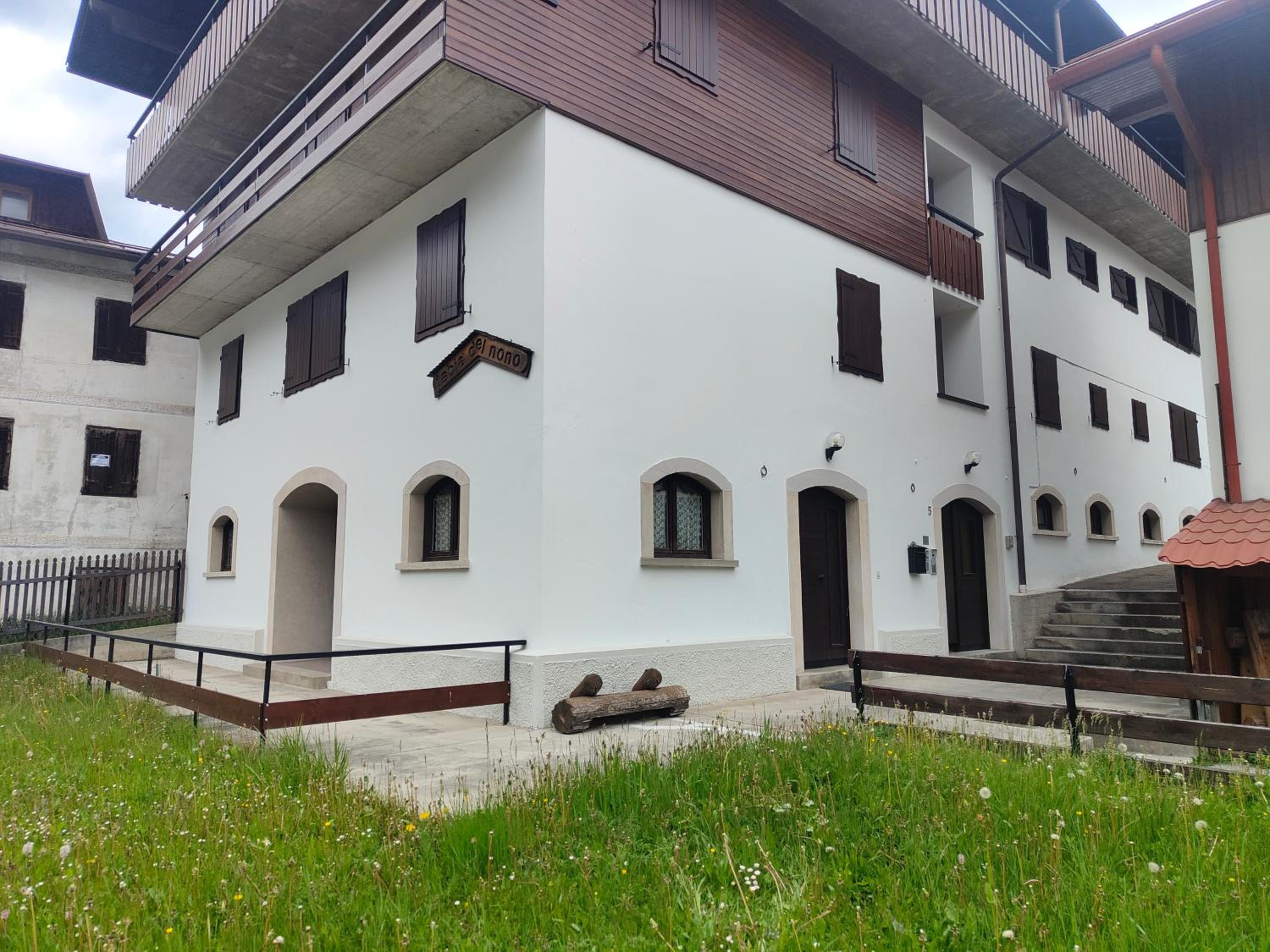 Two-Bedroom Apartment with Mountain View photo 3
