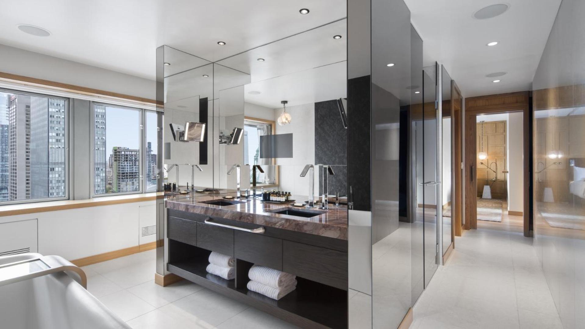 Royale Ville Marie King Suite with Gold Lounge