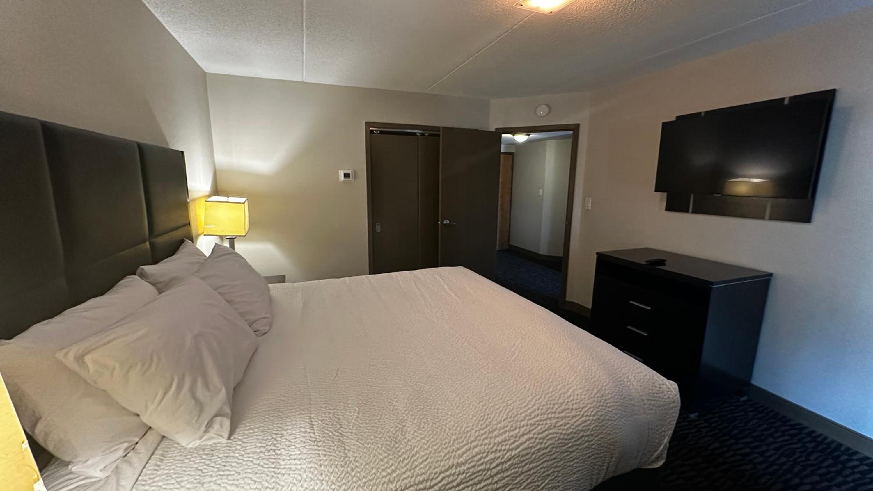 King Suite with Hot Tub thumbnail 5