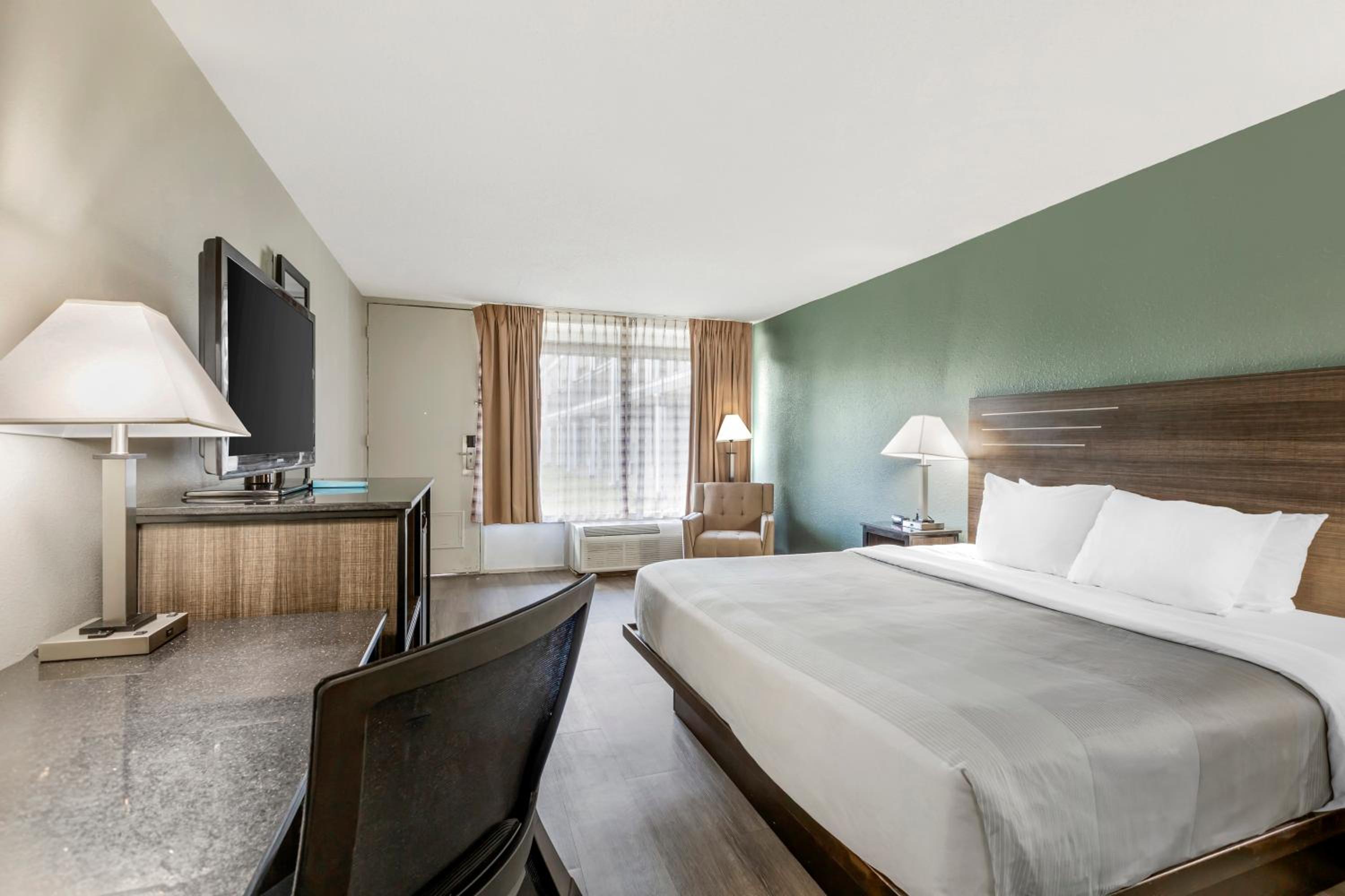 King Room - Non Smoking - Photo 1