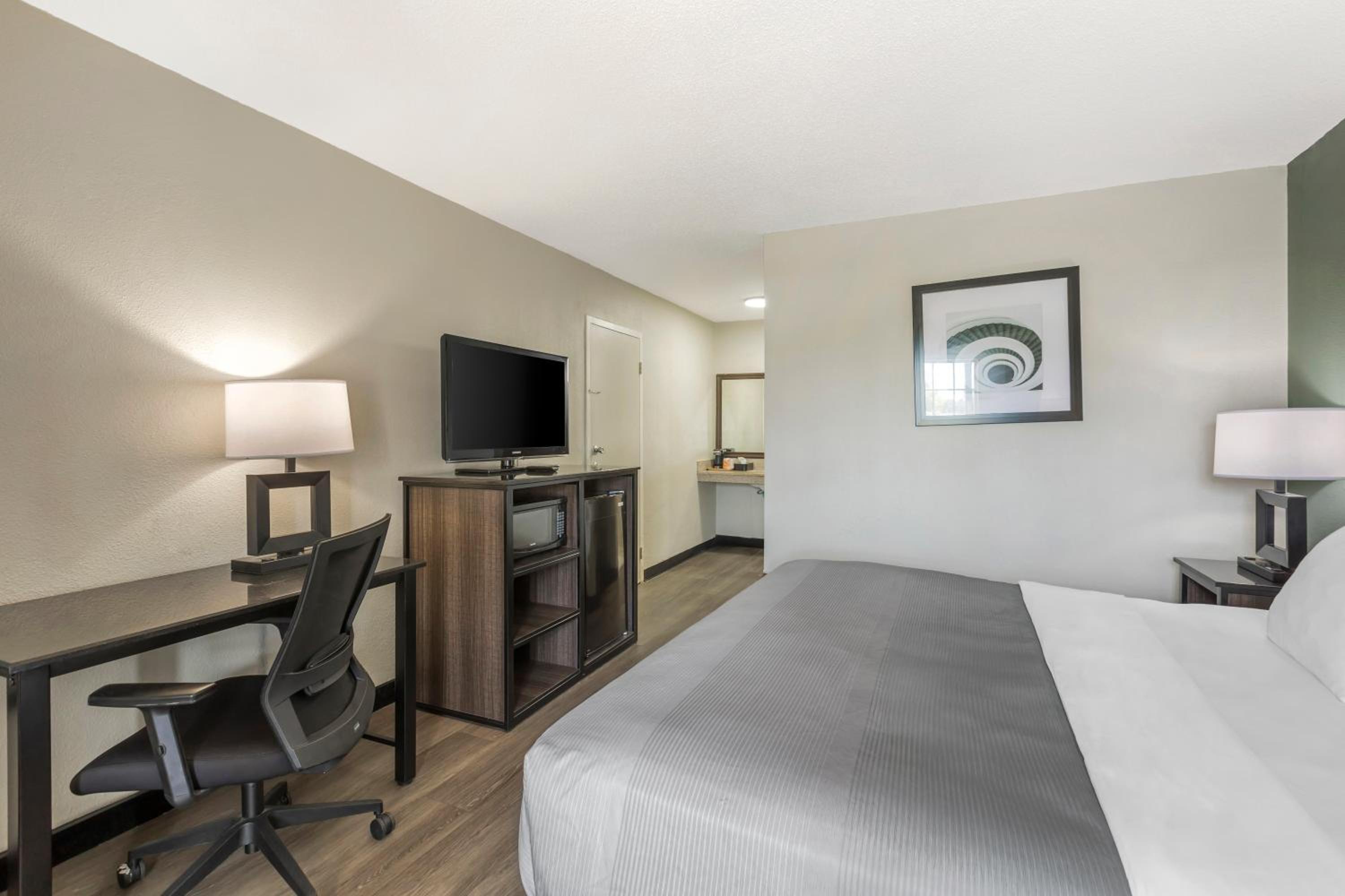 King Room with Tub - Disability Access/Non Smoking/Exterior Hall - Photo 1