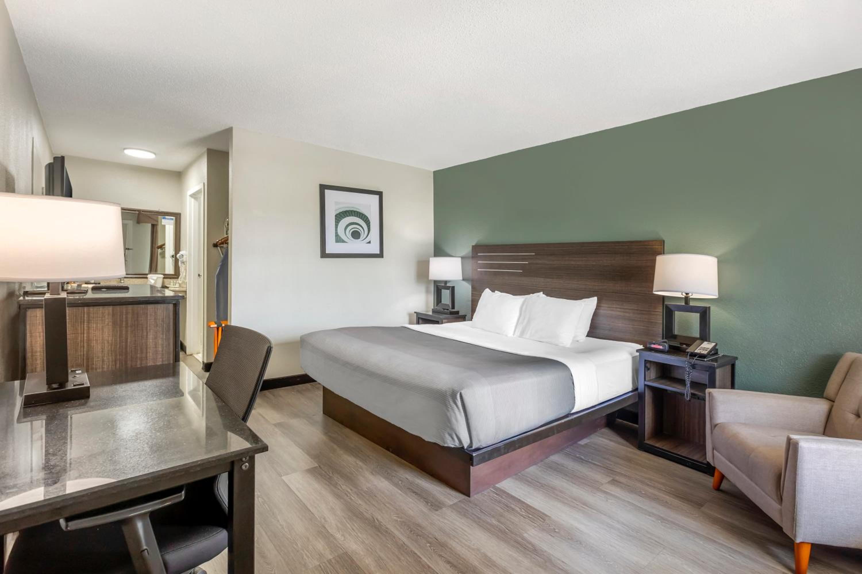 King Room with Tub - Disability Access/Non Smoking/Exterior Hall - Photo 6