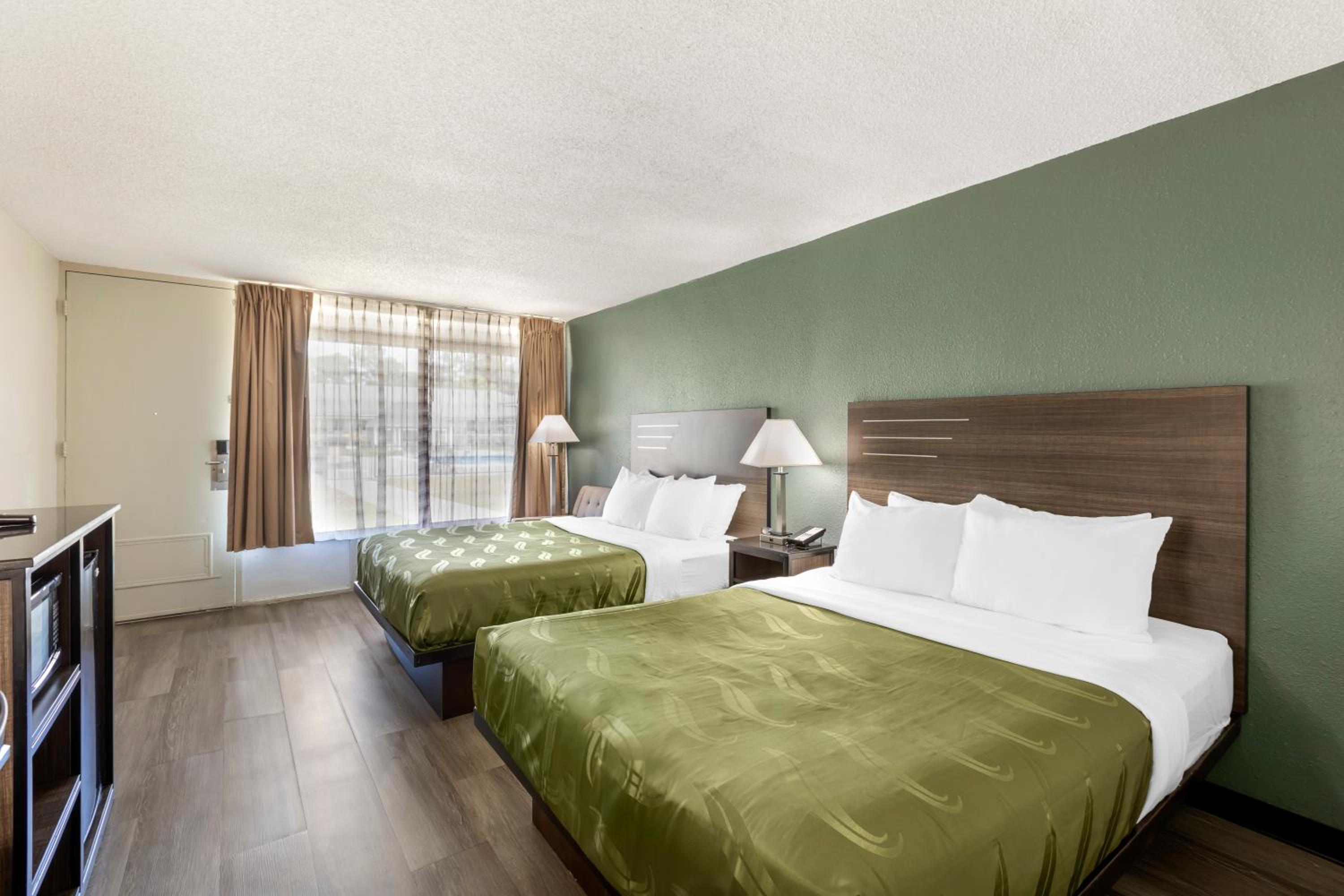 Queen Room with Two Queen Beds - Non-Smoking - Photo 7