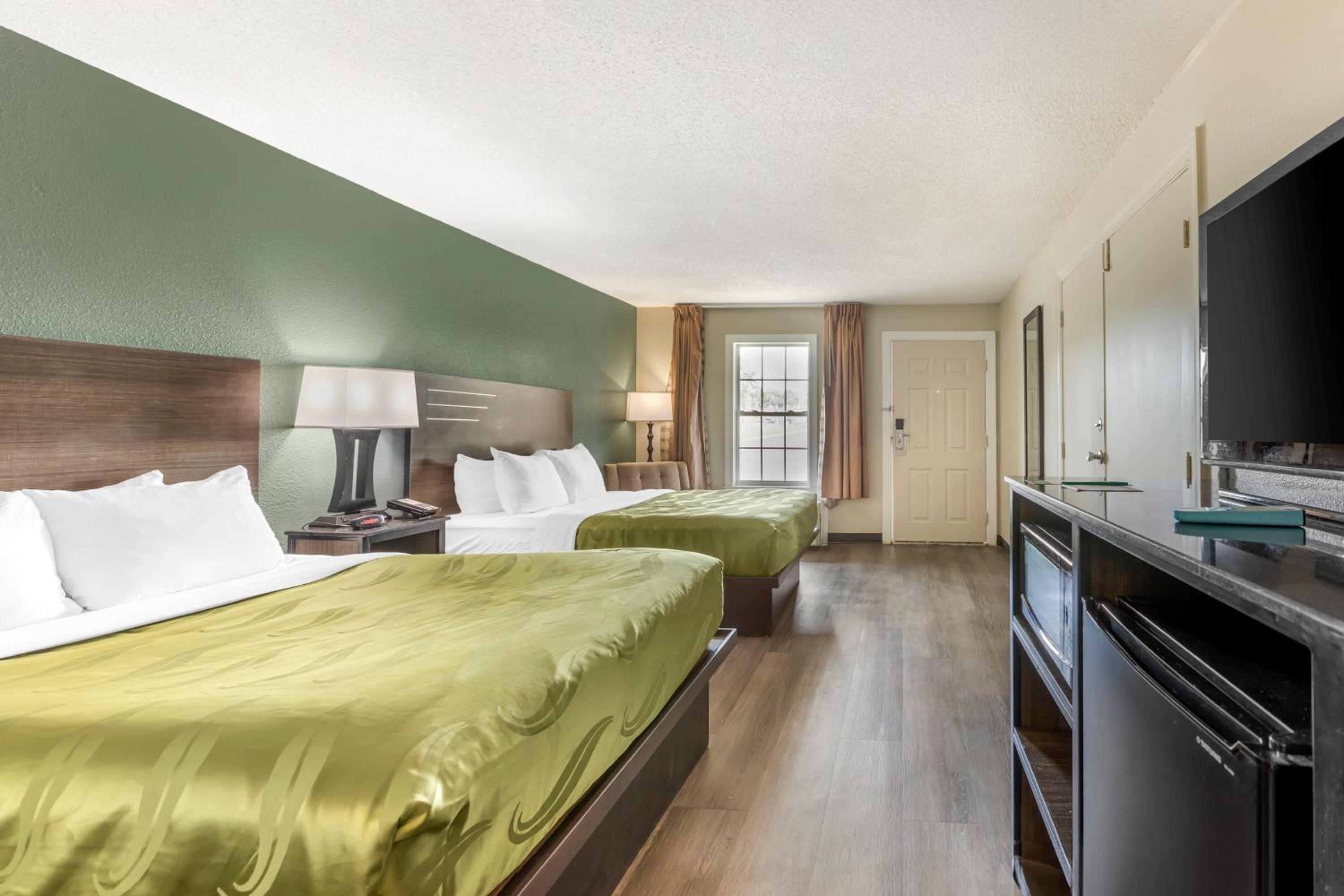 Queen Room with Two Queen Beds - Non-Smoking - Photo 6