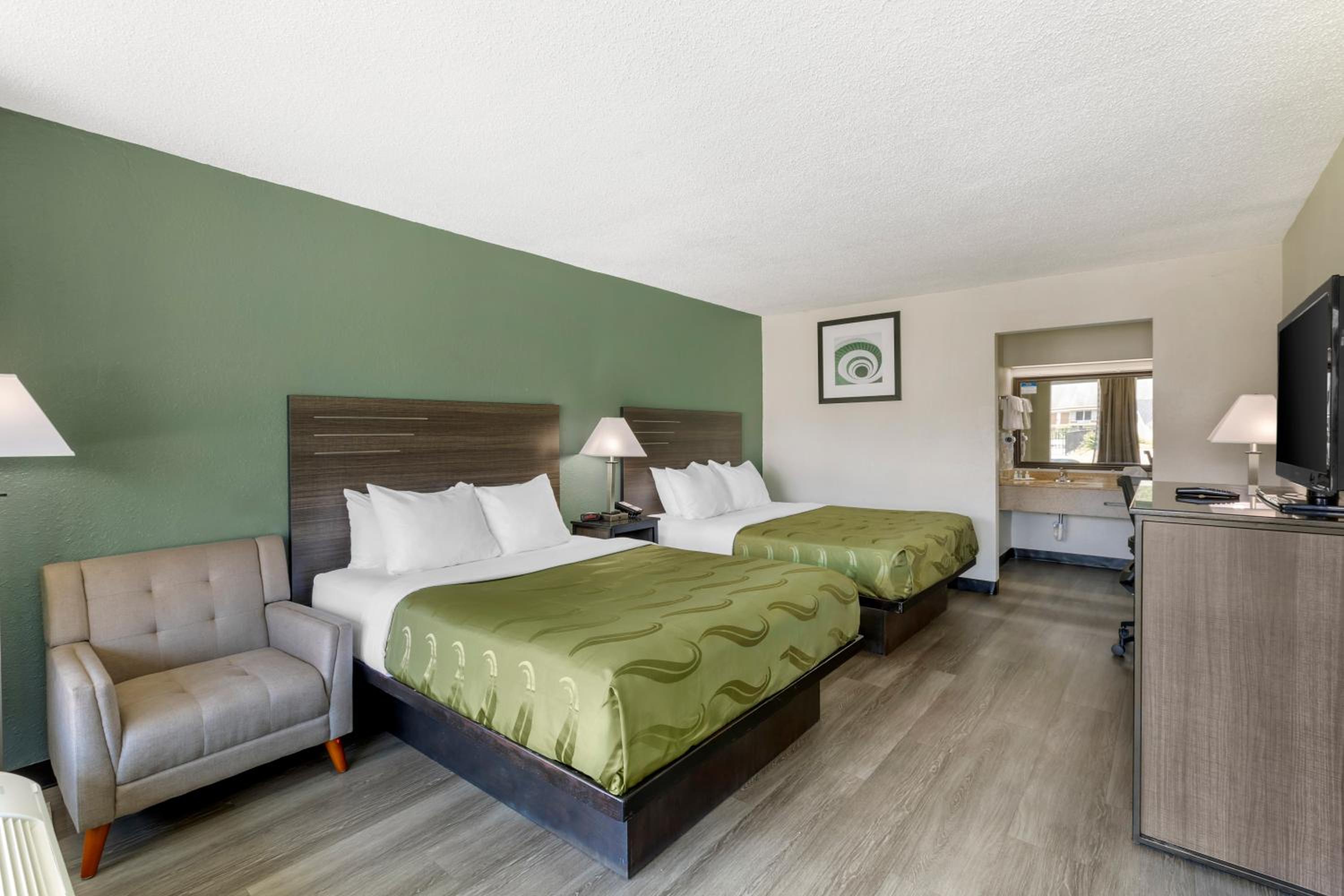 Queen Room with Two Queen Beds - Non-Smoking - Photo 9