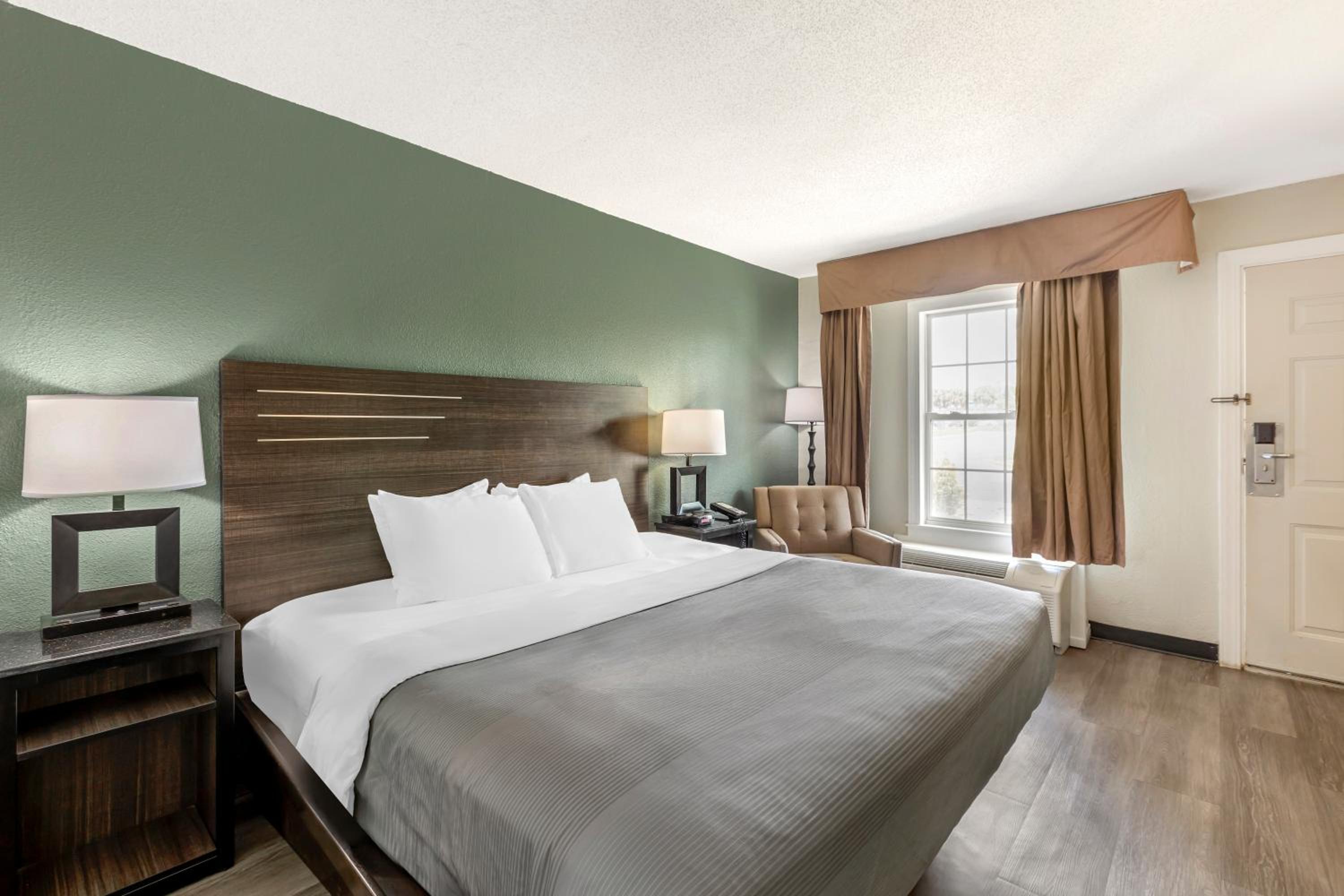 Quadruple Room with Two Queen Beds - Non Smoking/Pet Friendly - Photo 7