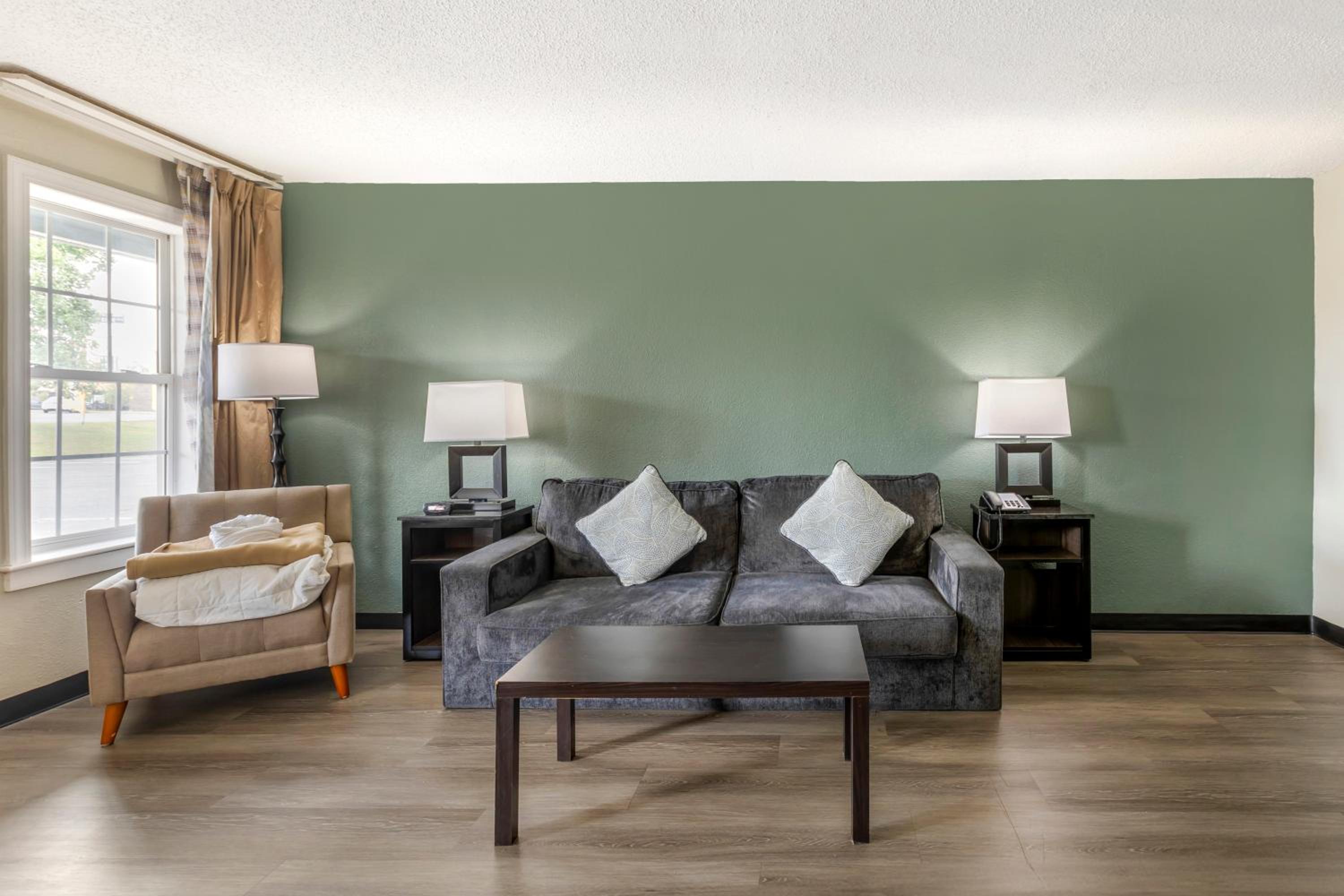 Quadruple Room with Two Queen Beds - Non Smoking/Pet Friendly - Photo 3