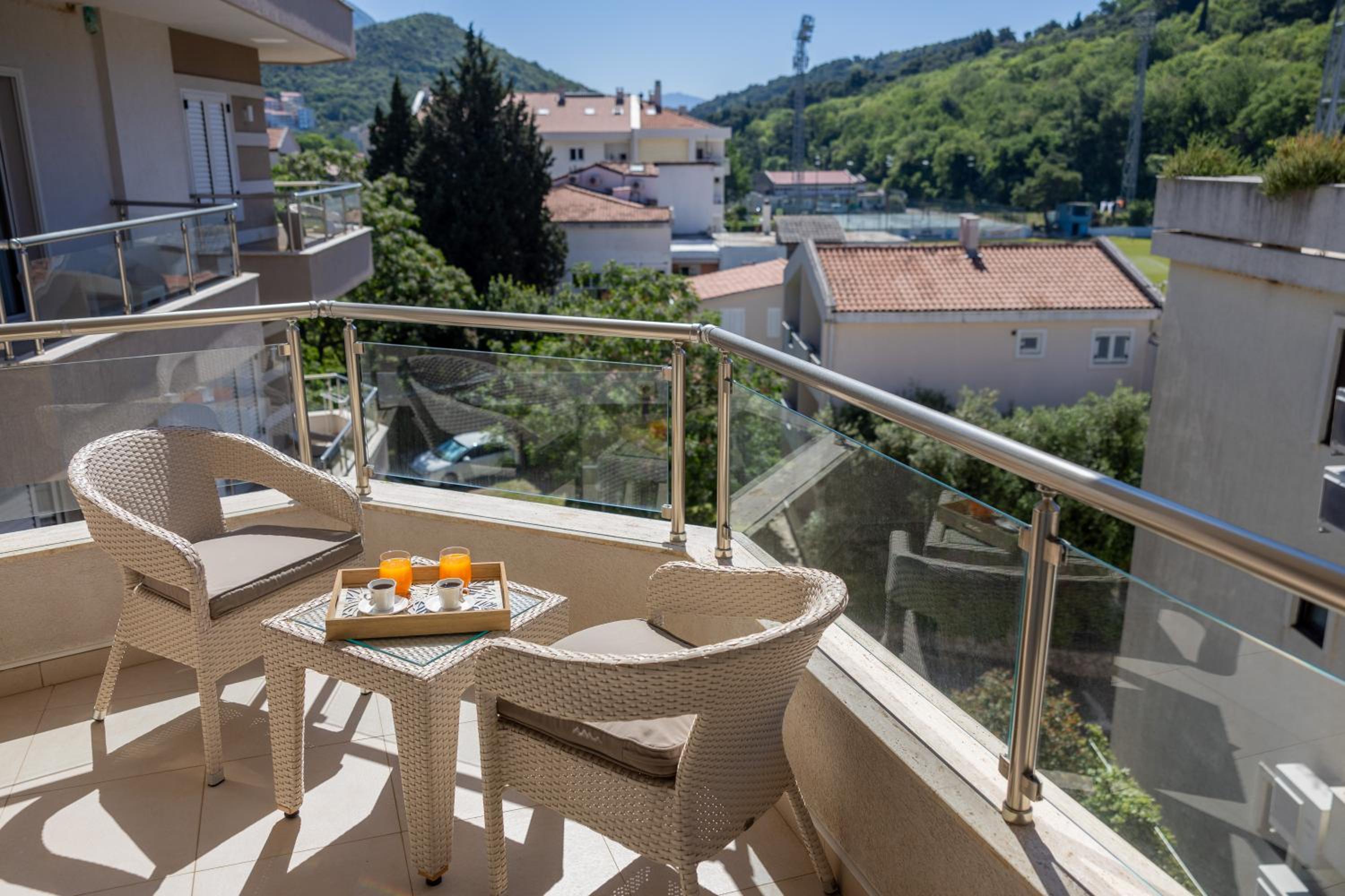 One Bedroom Apartment with Balcony - Photo 11