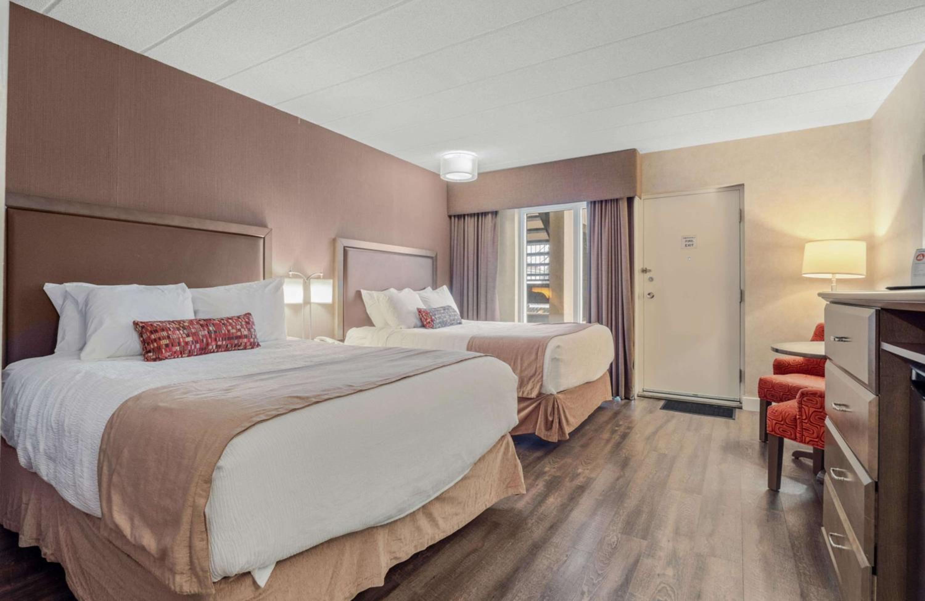 Standard Queen Room with Two Queen Beds - Photo 4