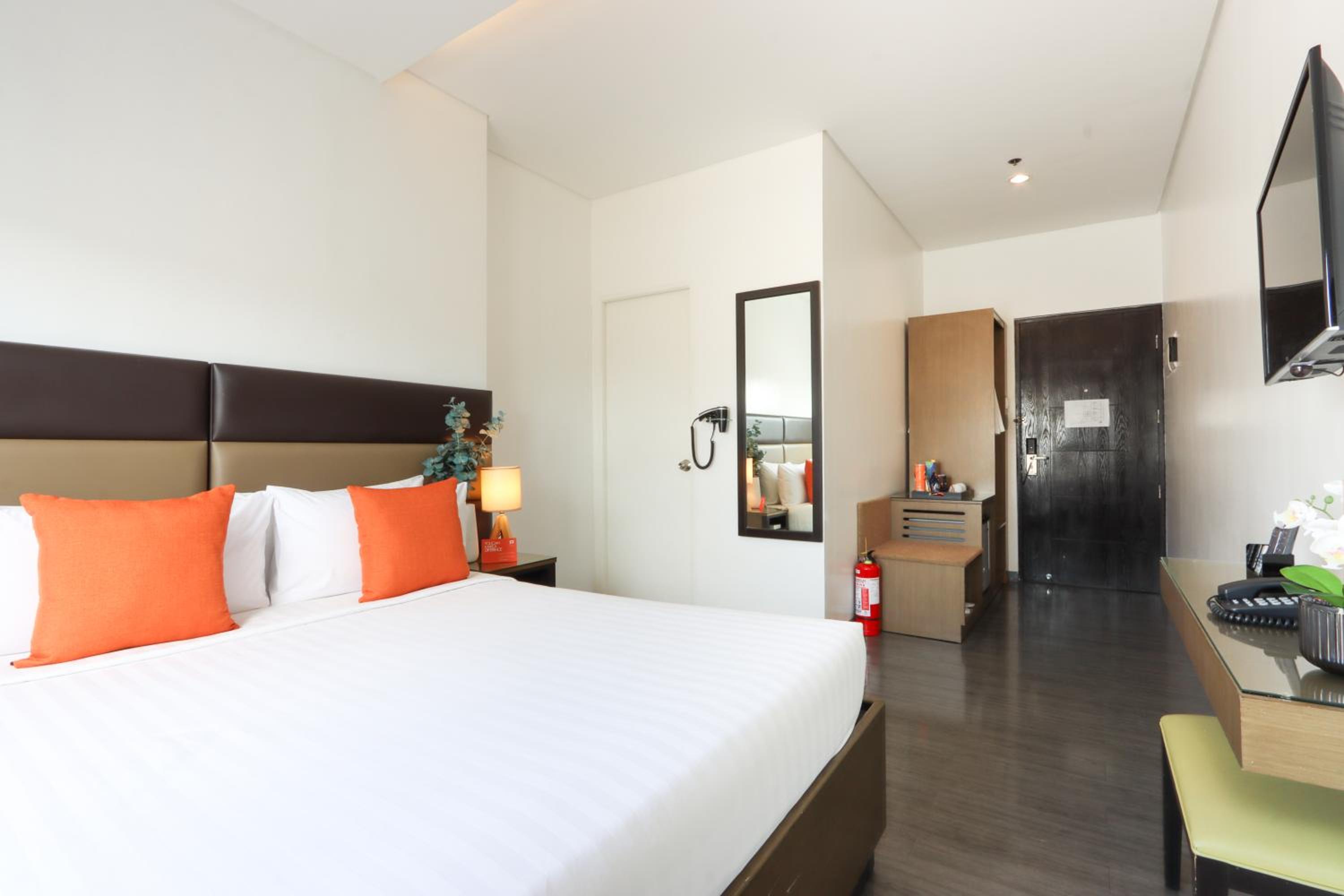 Deluxe Queen Room with Balcony