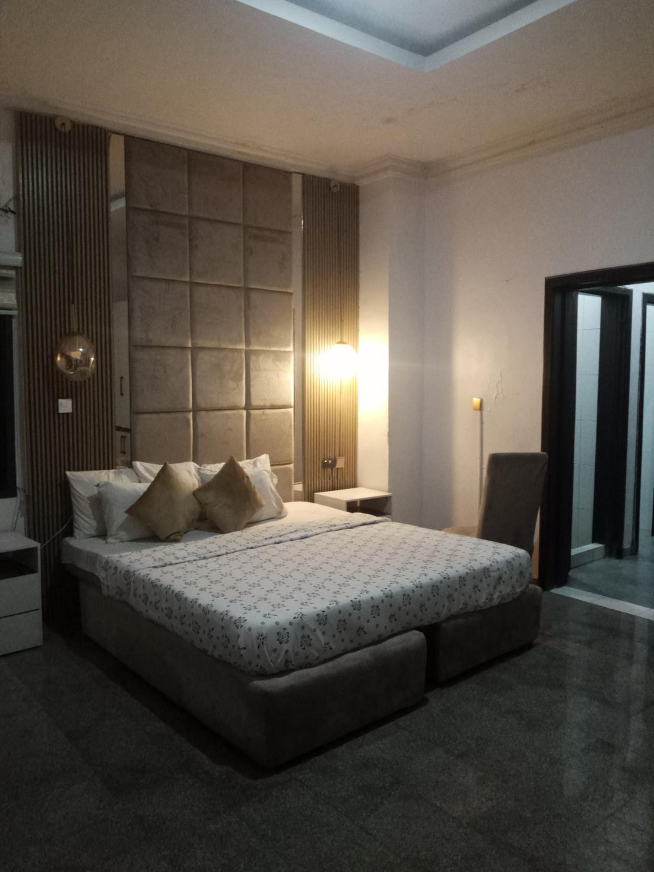 Budget Double Room - Photo 13