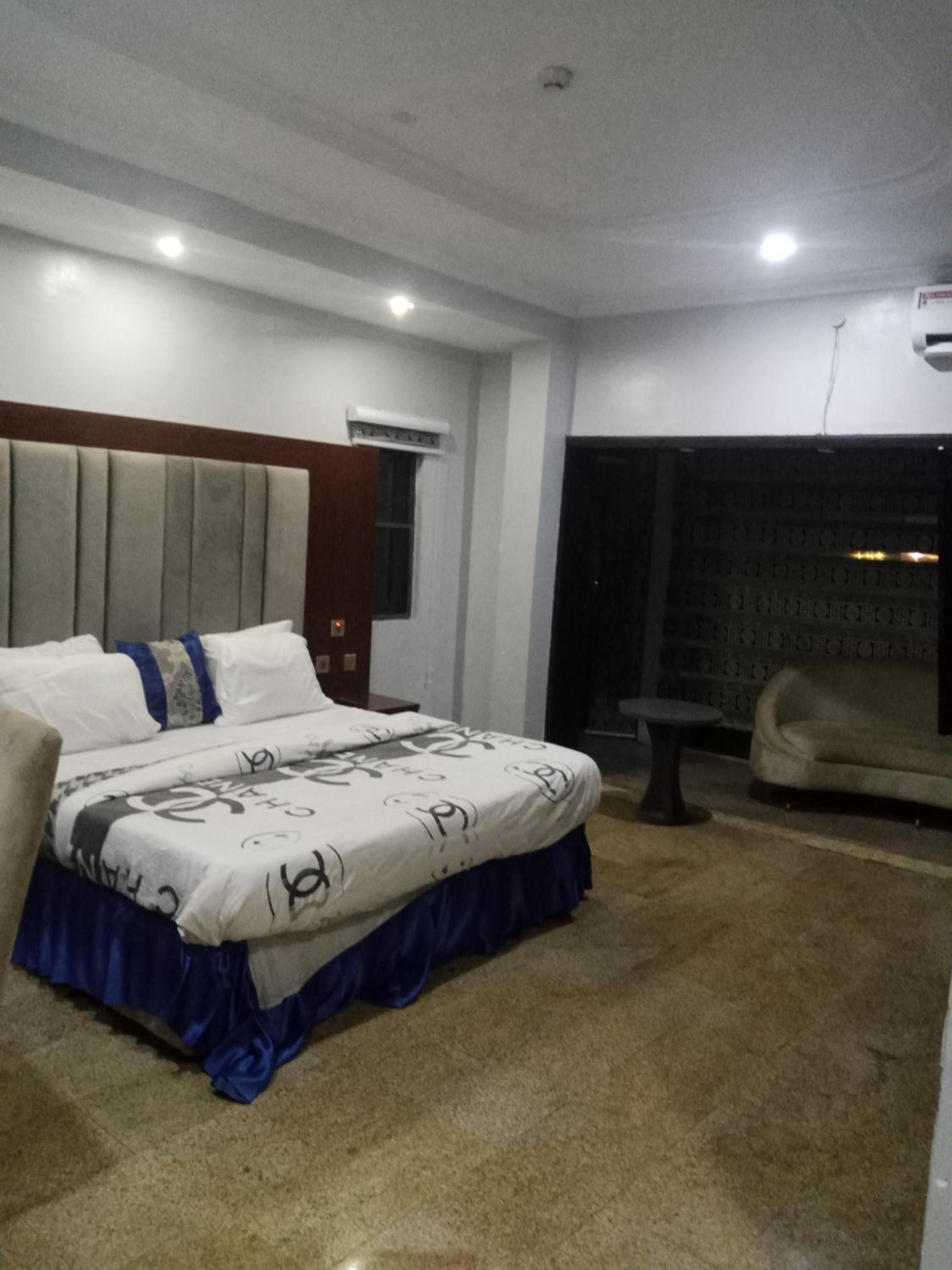 Budget Double Room - Photo 7