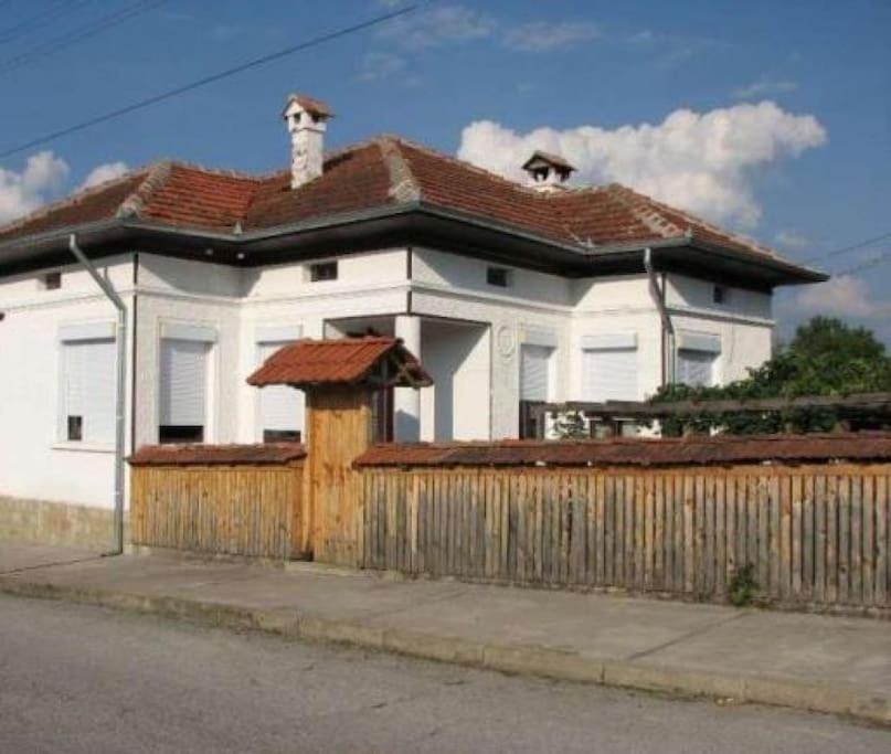 Five-Bedroom House photo 1